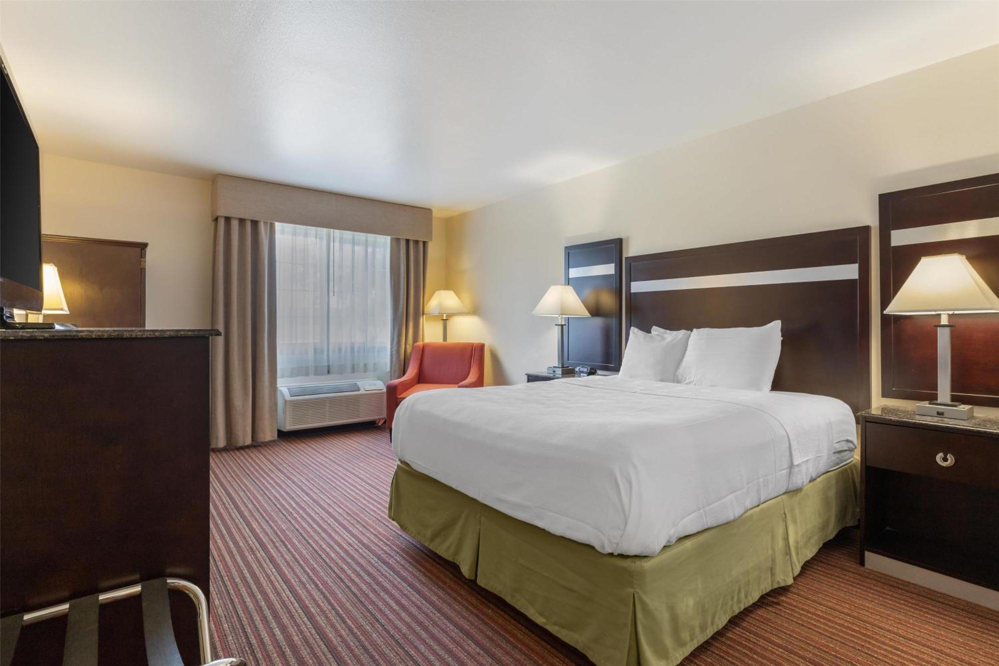 Queen Room with Roll-In Shower - Mobility Accessible/Non-Smoking