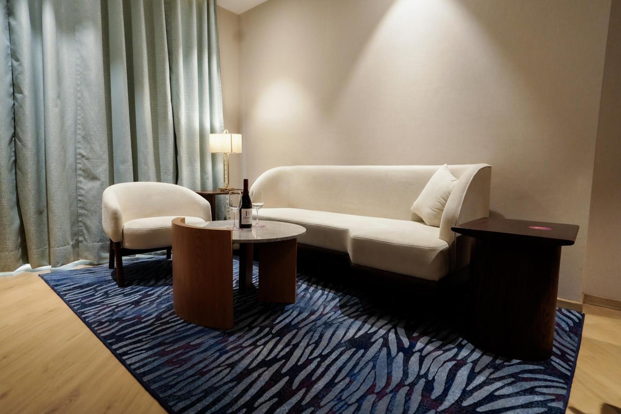 King Suite with Jetted Tub - Non-Smoking