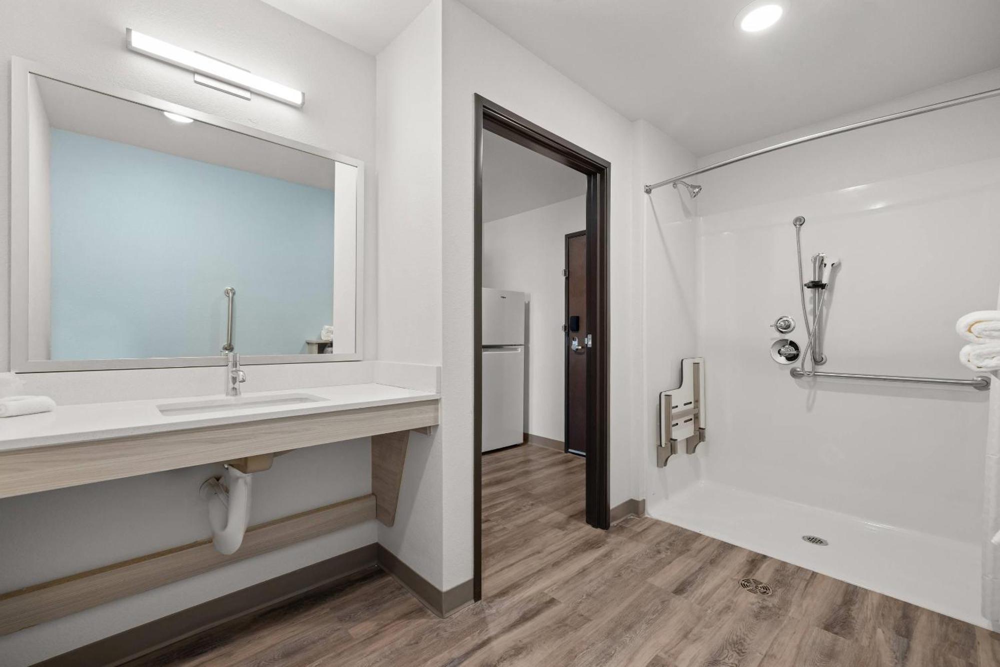 Queen Suite with Roll-In Shower - Disability Access/Non Smoking