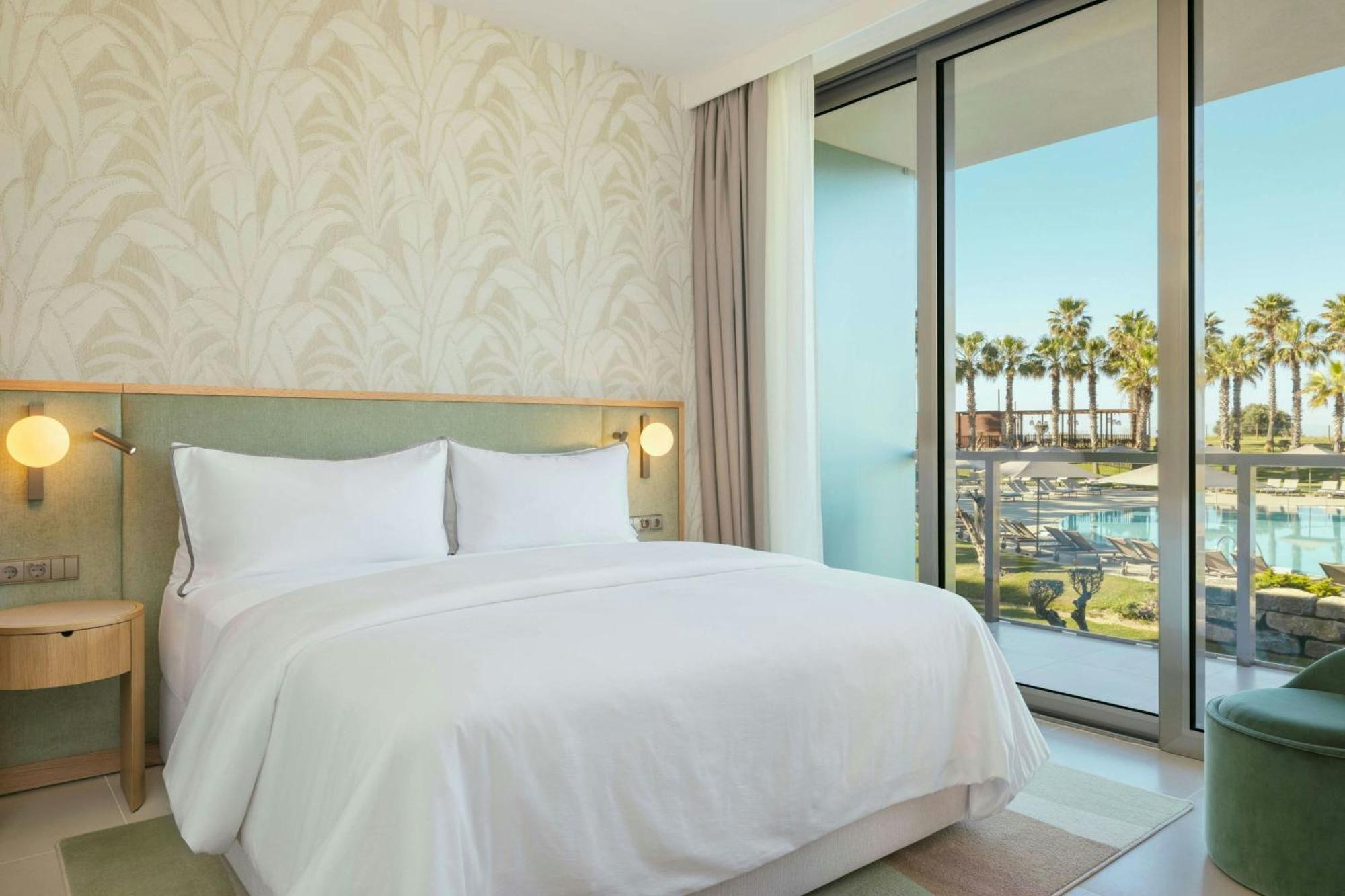 Suite Junior con balcón y vistas a la piscina - 1 cama extragrande