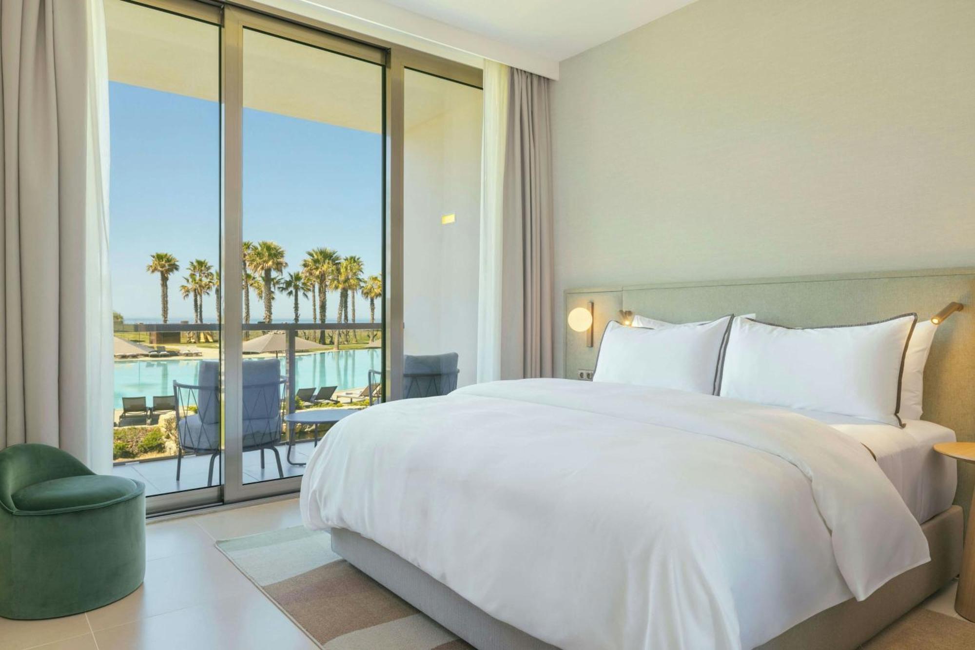 Habitación Doble con cama grande y vistas a la piscina