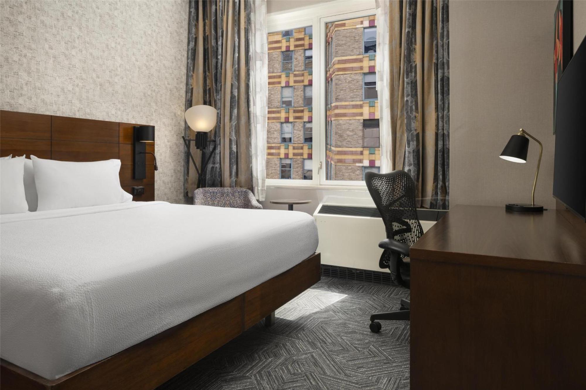 Quarto com Cama King-size e Banheira Acessível para Hóspedes com Mobilidade Reduzida