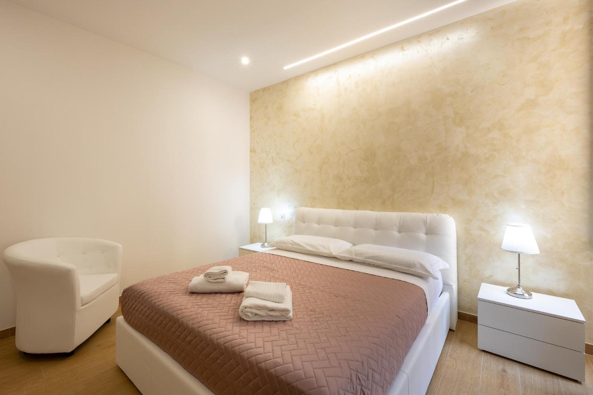 Zimmer mit Kingsize-Bett
