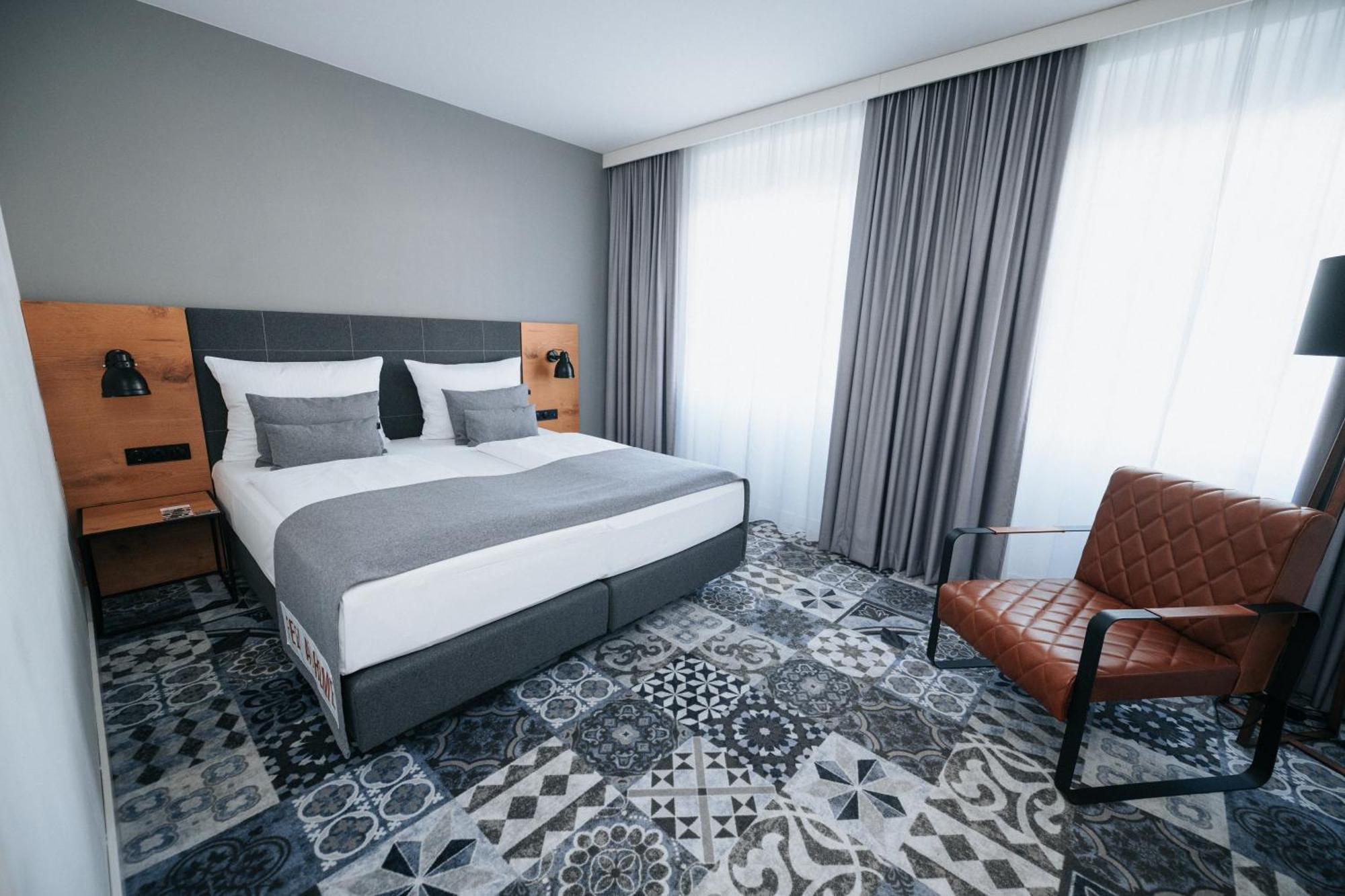 Standard Queen Room
