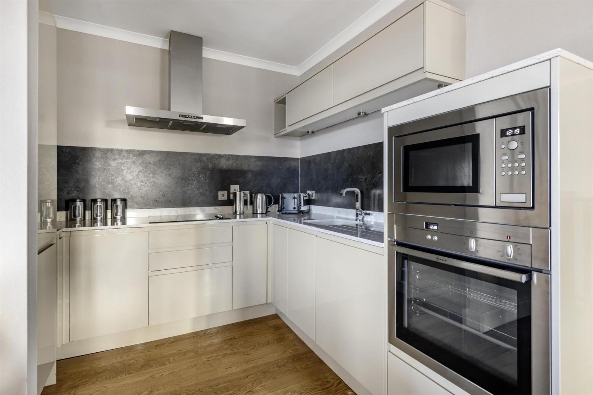 Two-Bedroom Duplex Suite Apartment with Kitchen