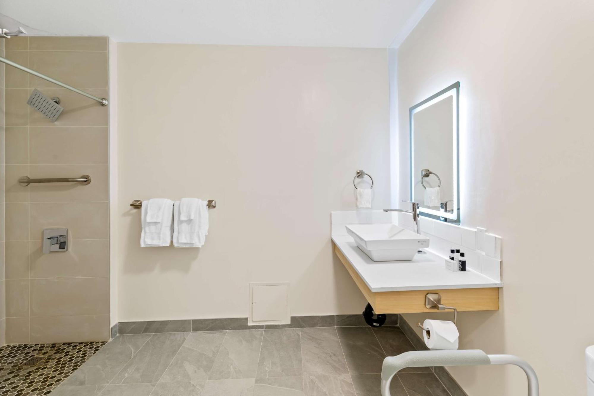 King Room Walk Shower Disability or Non-Smoking,1681732714:JPEG