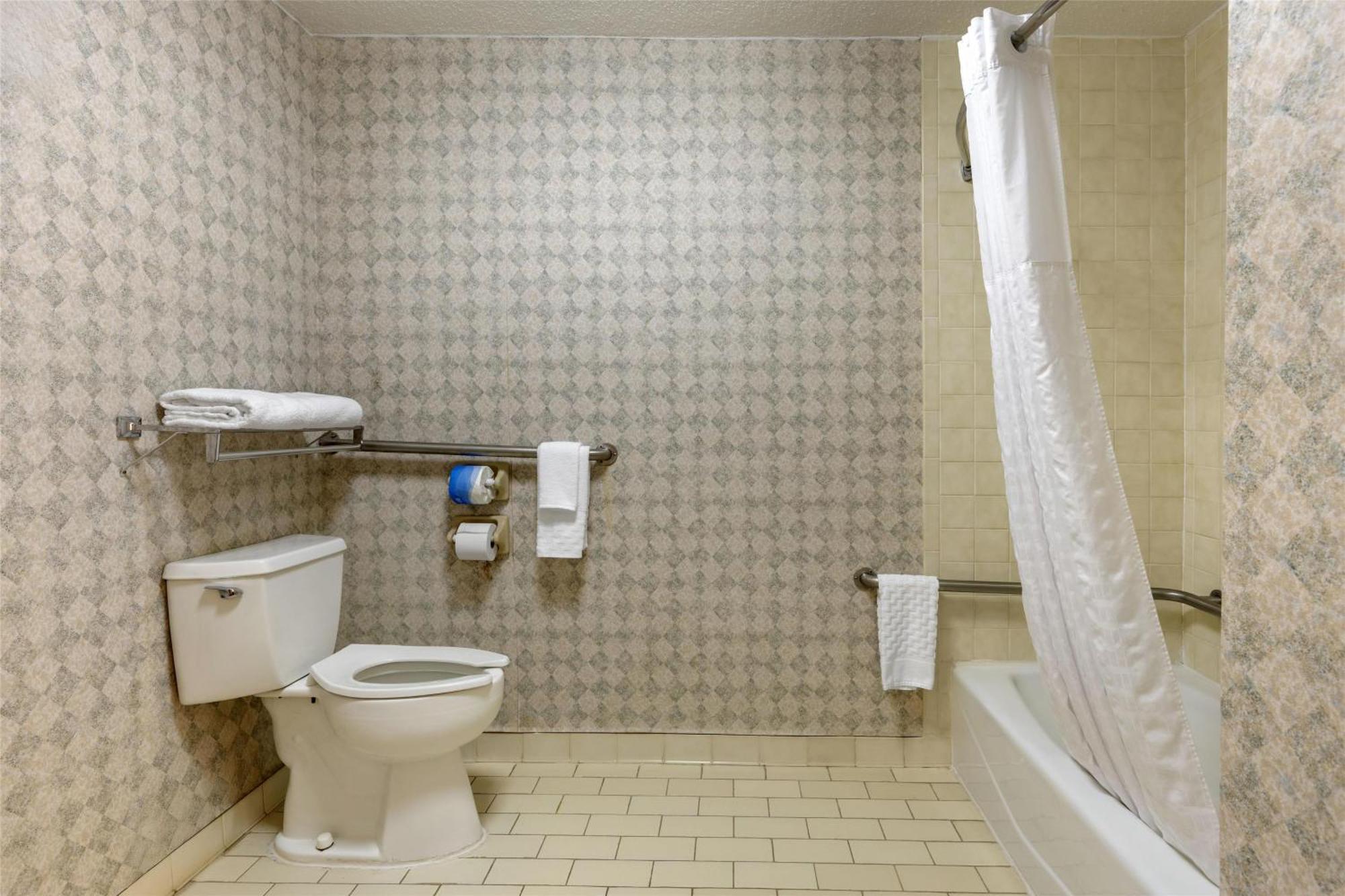 Double Room with Bath Tub - Mobility Accessible/Smoking