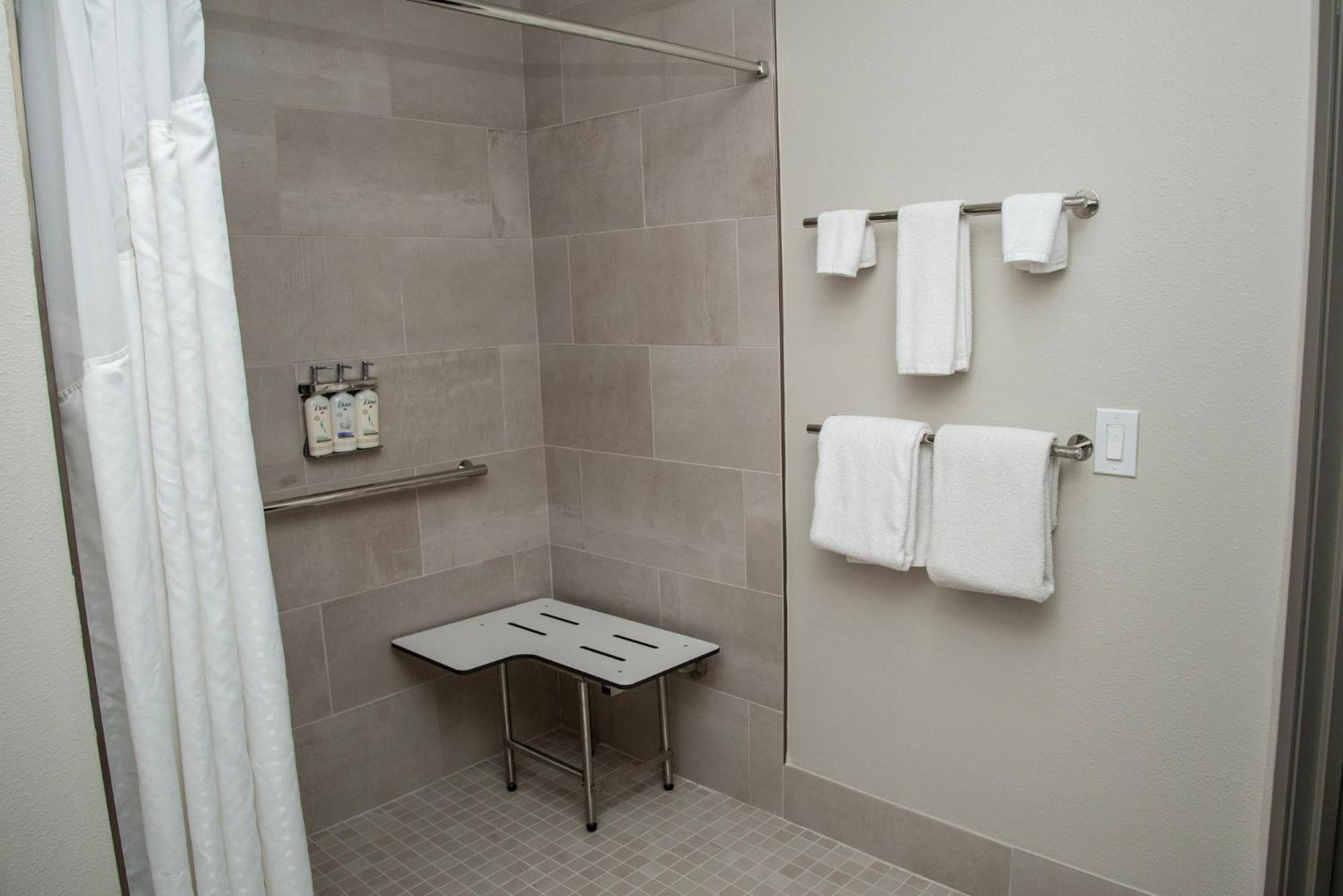 Habitación con ducha accesible en silla de ruedas - Adaptada para personas con movilidad reducida - 1 cama grande