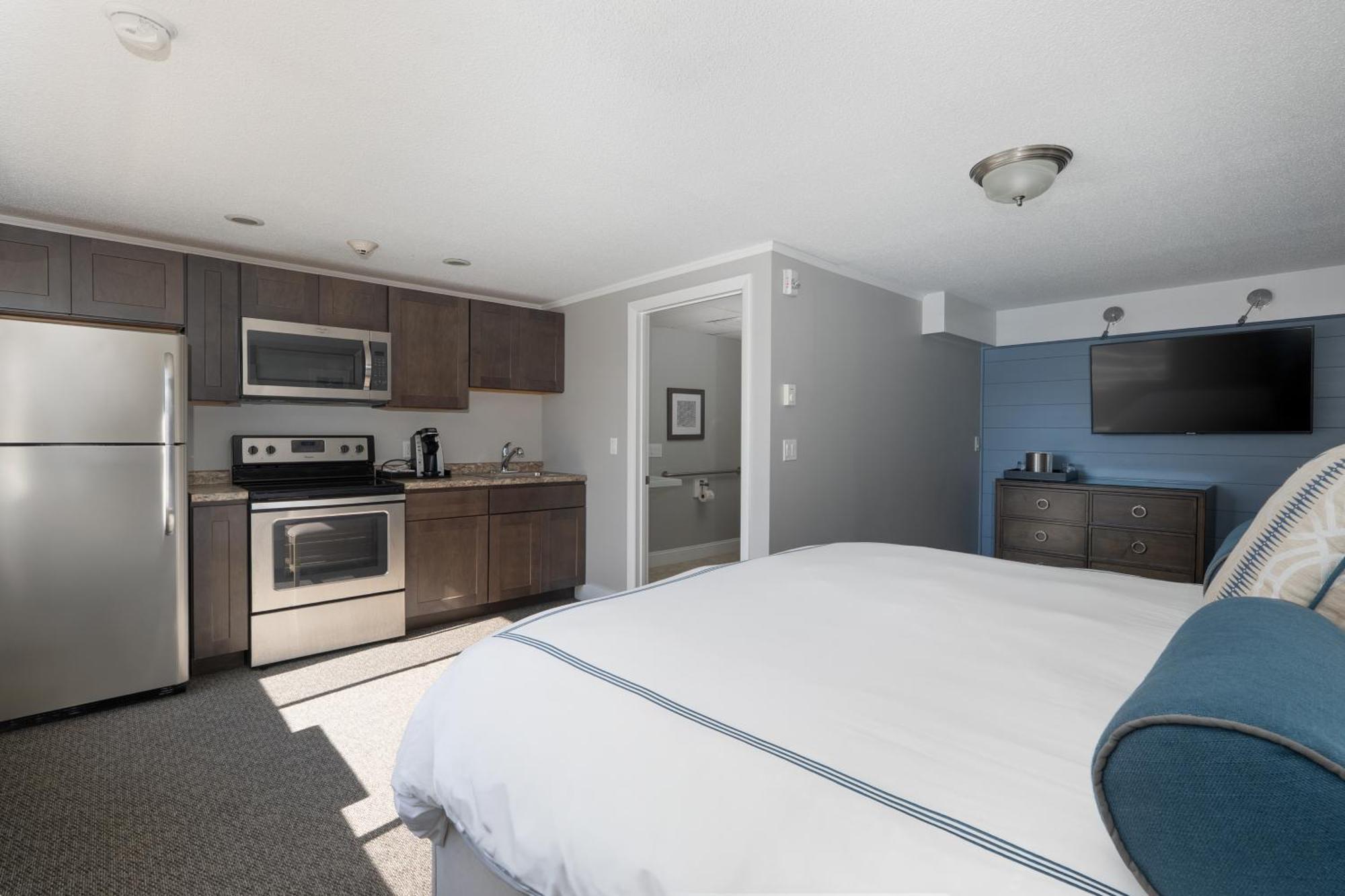 King Suite | Kitchen | Water View