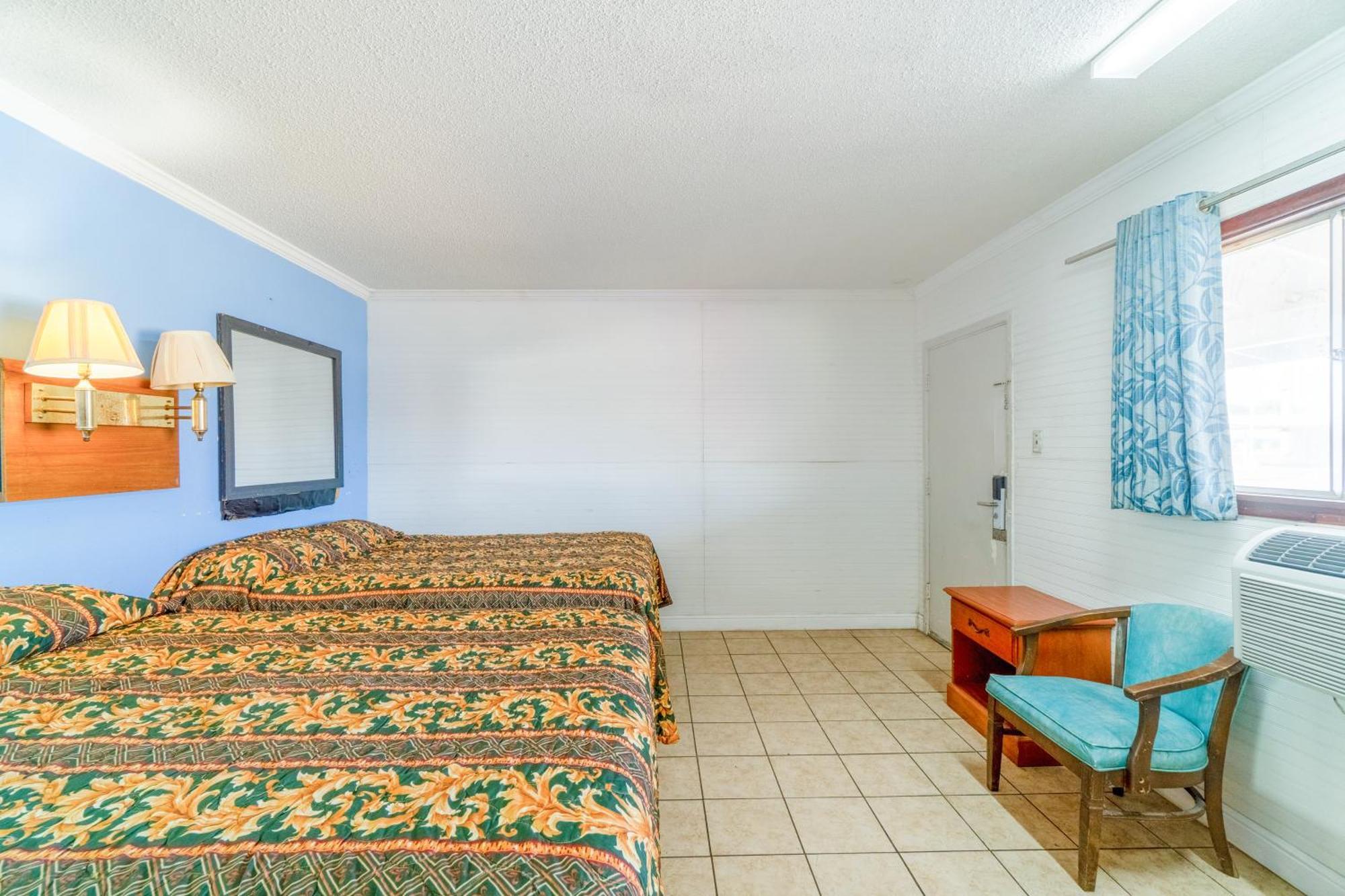 2 Queen Beds with Kitchenette Non-Smoking