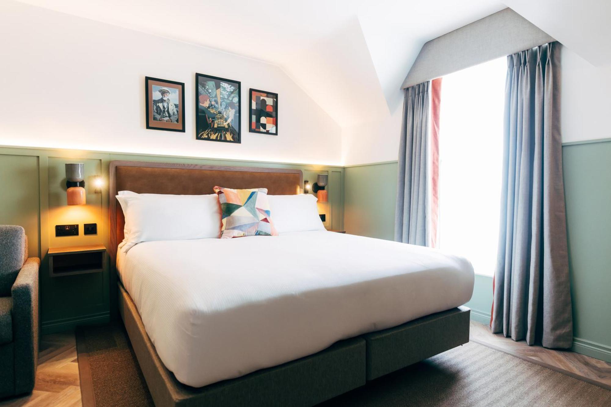 Deluxe King Room,1682024083:JPEG