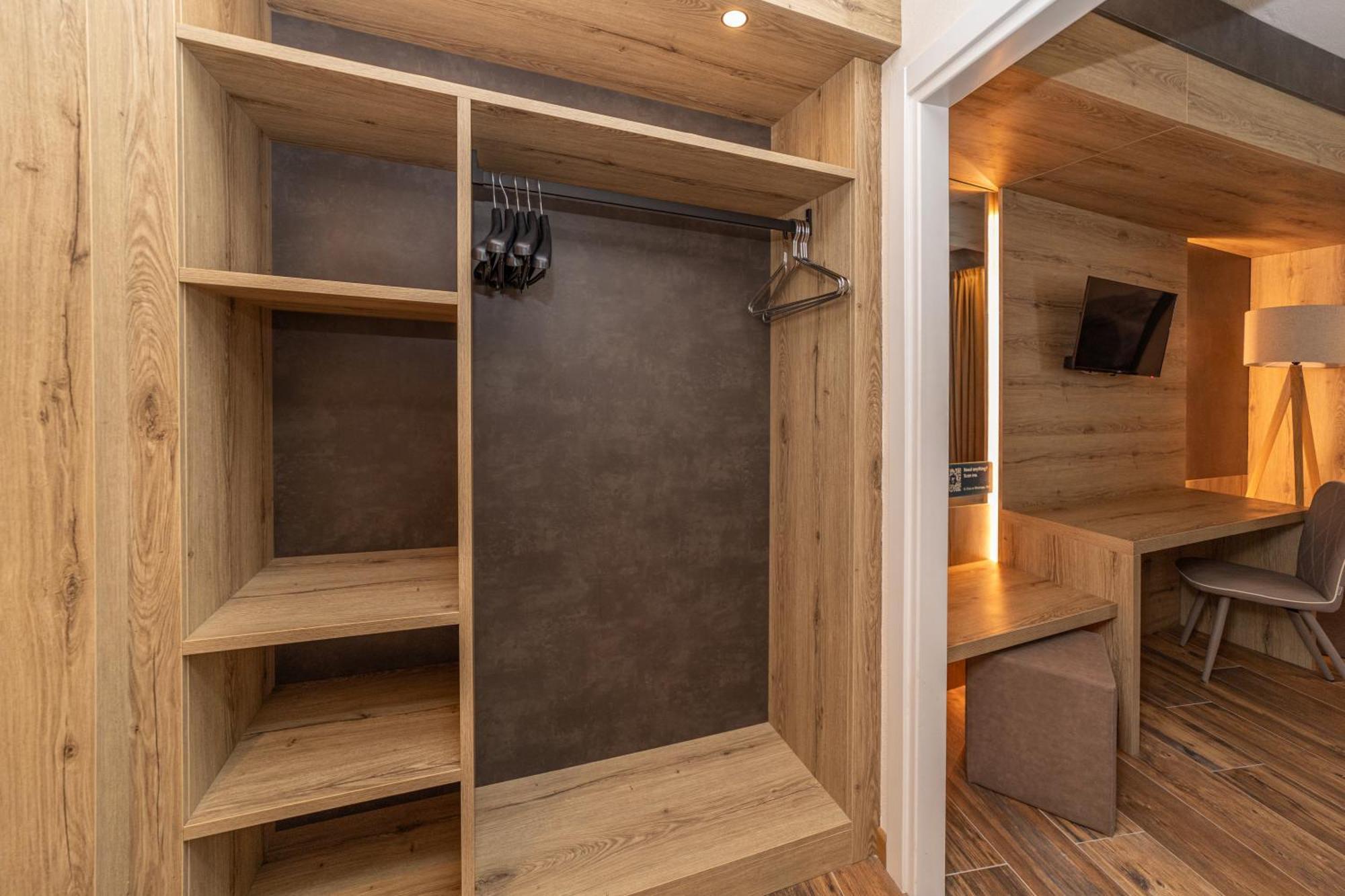 Double or Twin Room with Mountain View