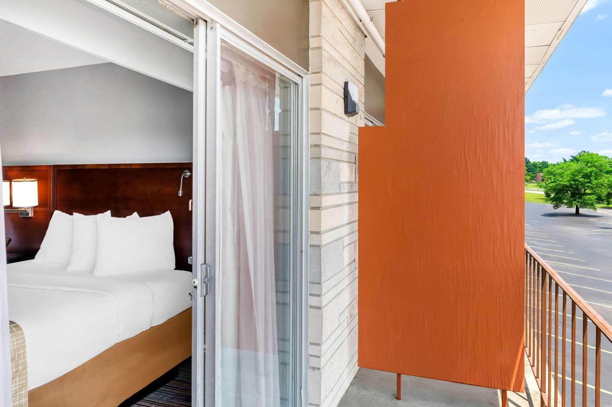 Deluxe Queen Room with Two Queen Beds - Non-Smoking