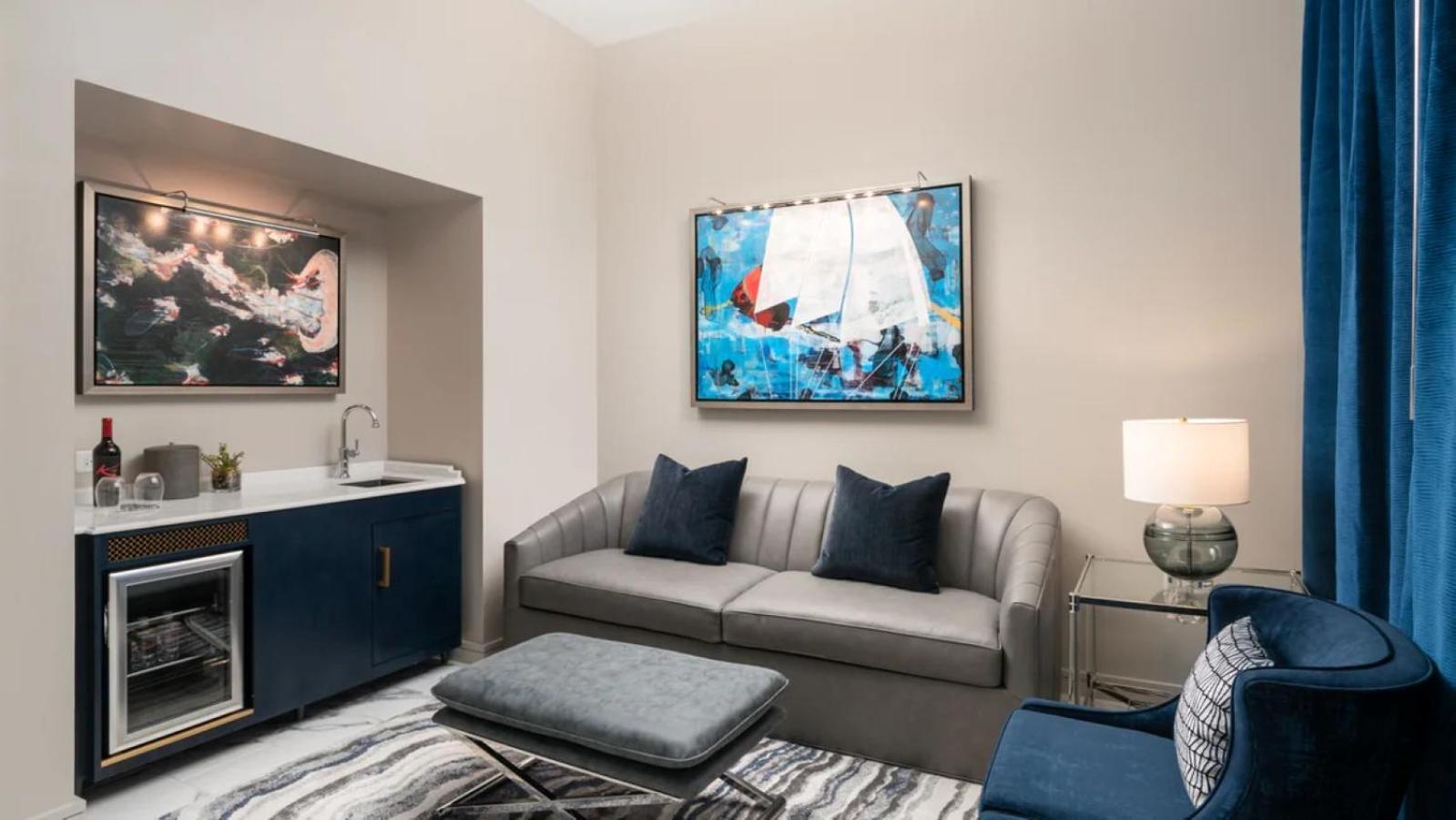 Suite de 1 dormitorio con cama extragrande, balcón y vistas a la ciudad