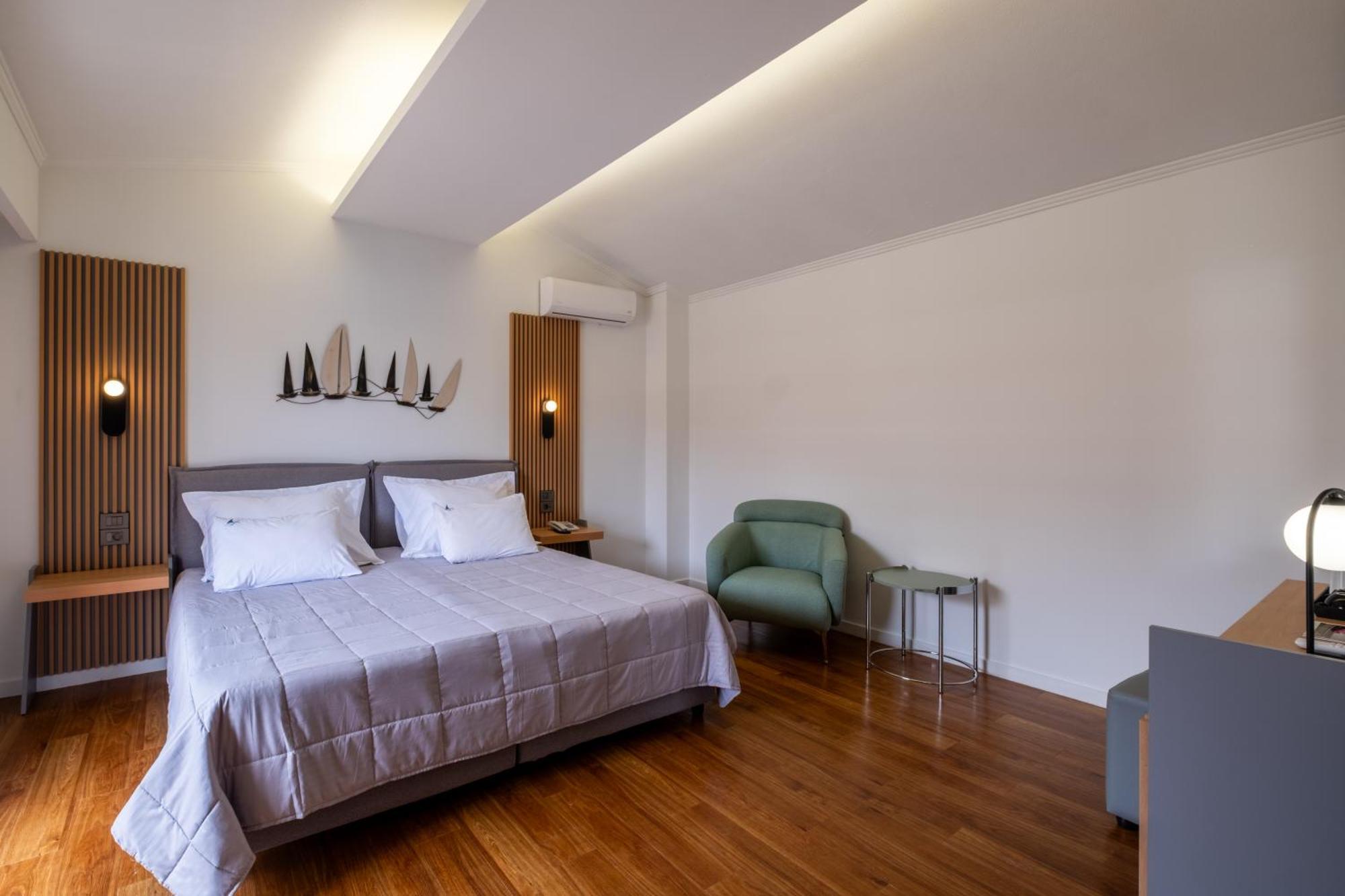 Doppel-/Zweibettzimmer mit seitlichem Meerblick