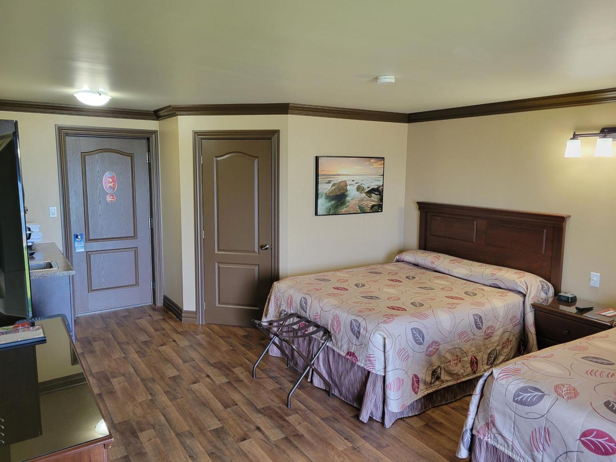 Queen Room with Two Queen Beds and Kitchenette