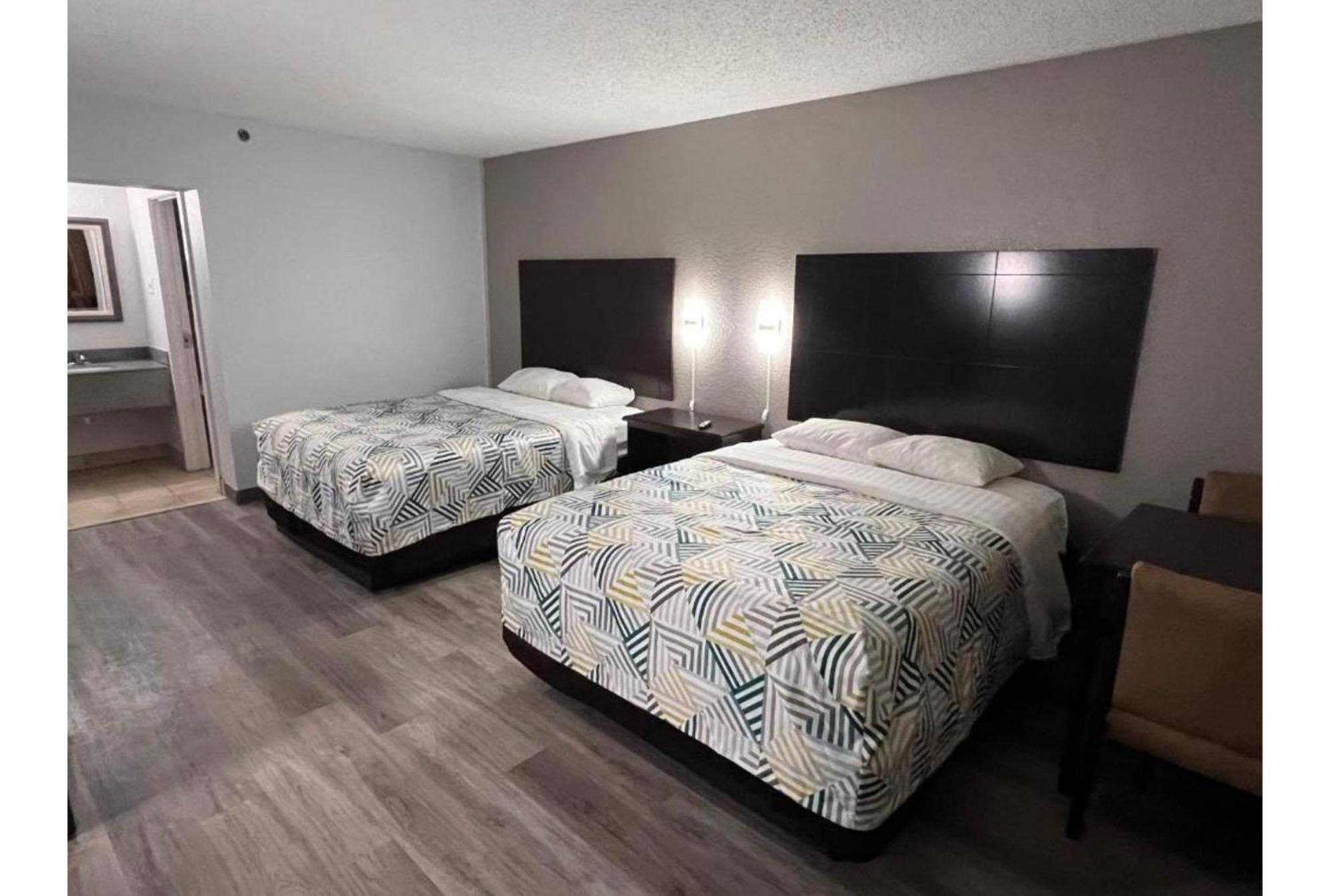 2 Queen Beds | Smoking, Micfridge