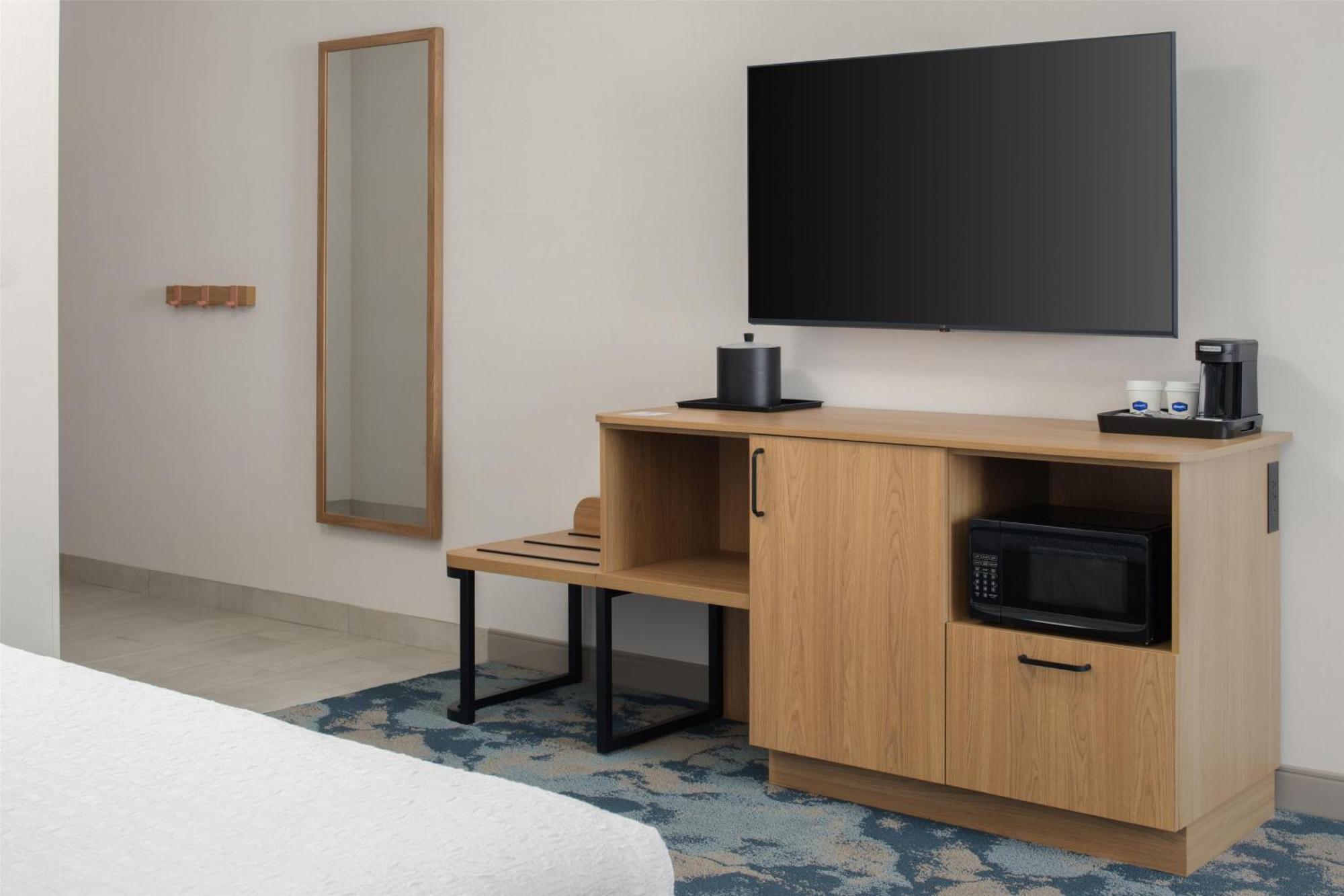 Habitación con cama extragrande.