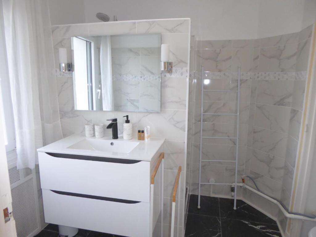 Chambre Lit Queen-Size - Vue sur Piscine