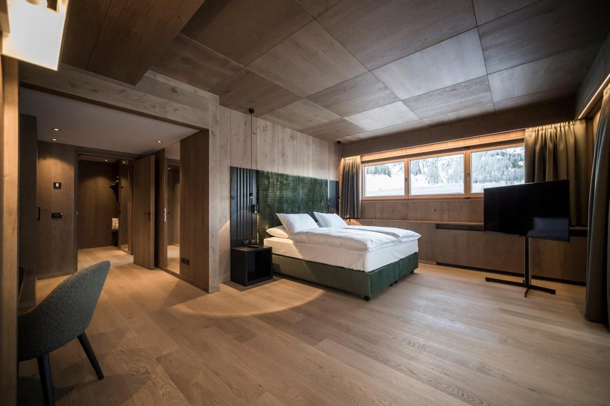 Suite with Mountain View