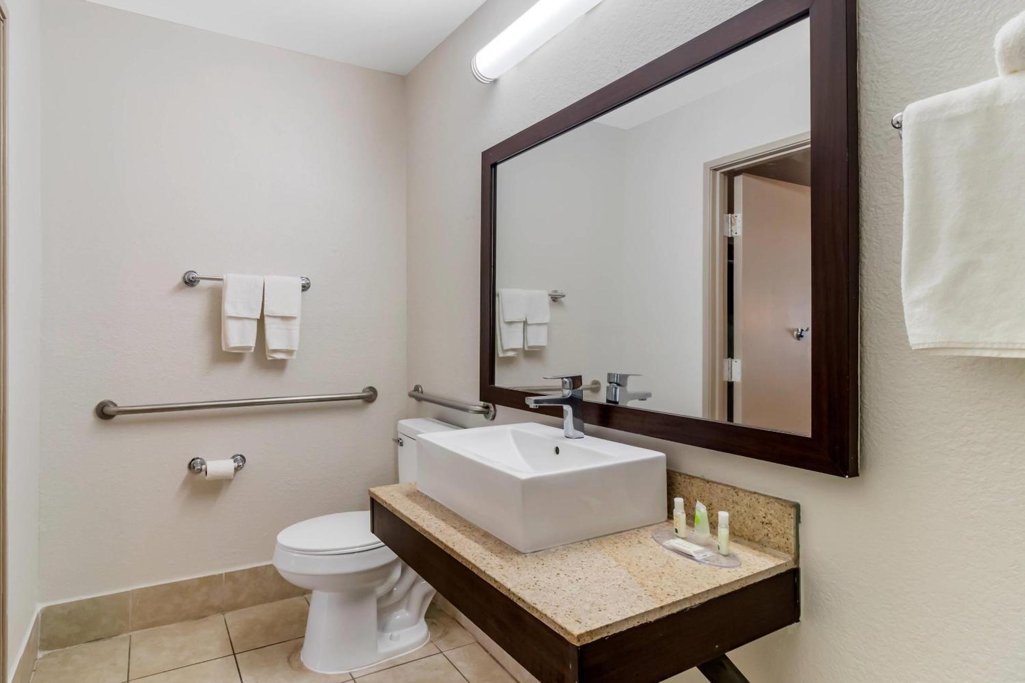 Quarto com Cama King-size e Chuveiro Acessível a Cadeirantes - Unidade Acessível para Hóspedes com Mobilidade Reduzida