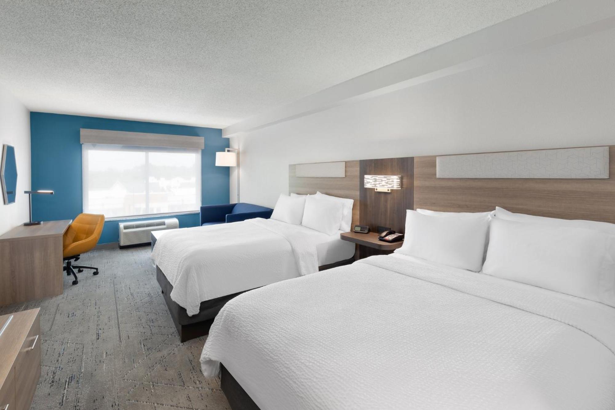 Standard Queen Room with Two Queen Beds and Mobility Accessible Tub