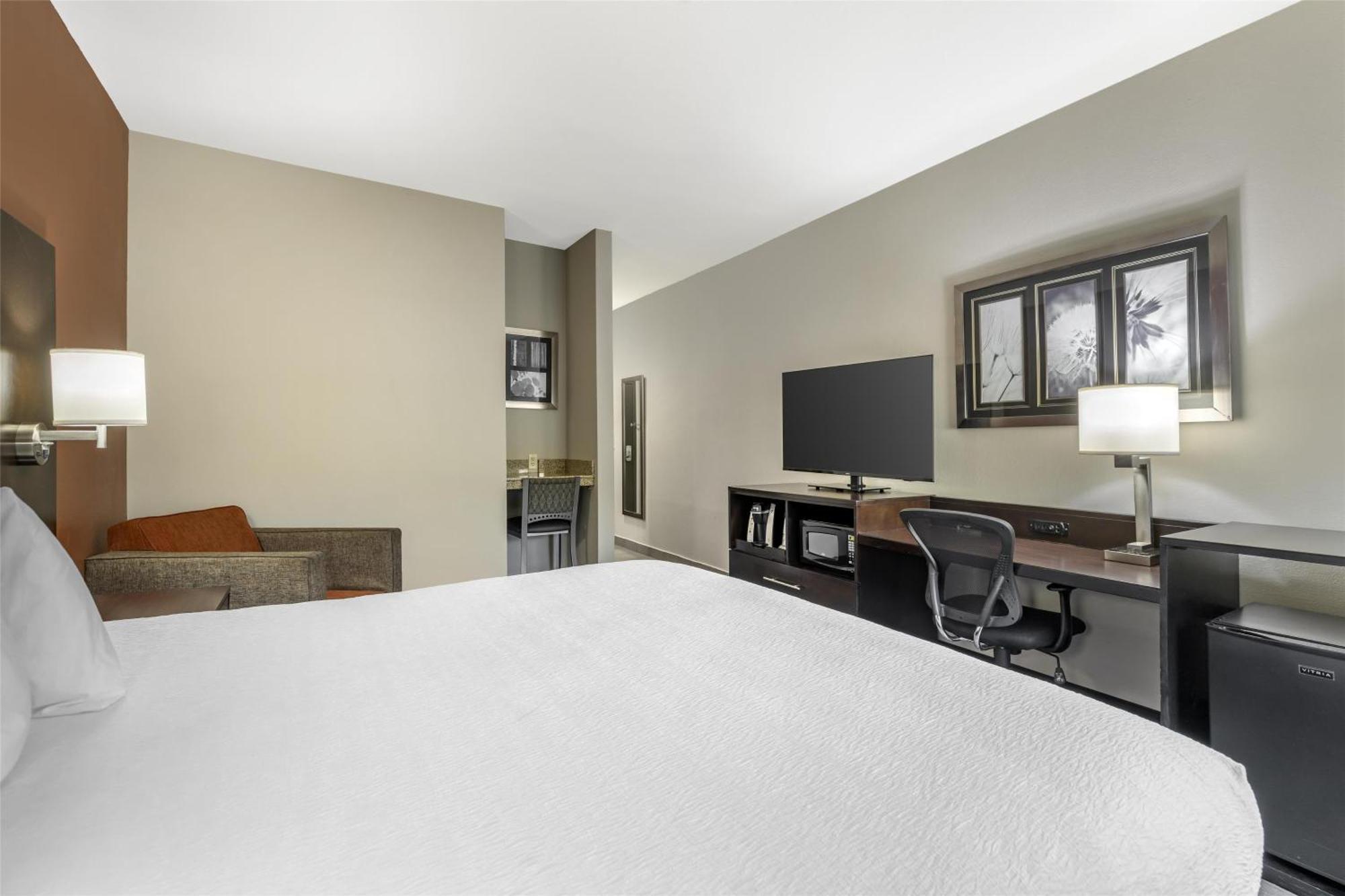 King Suite with Whirlpool - Non-Smoking