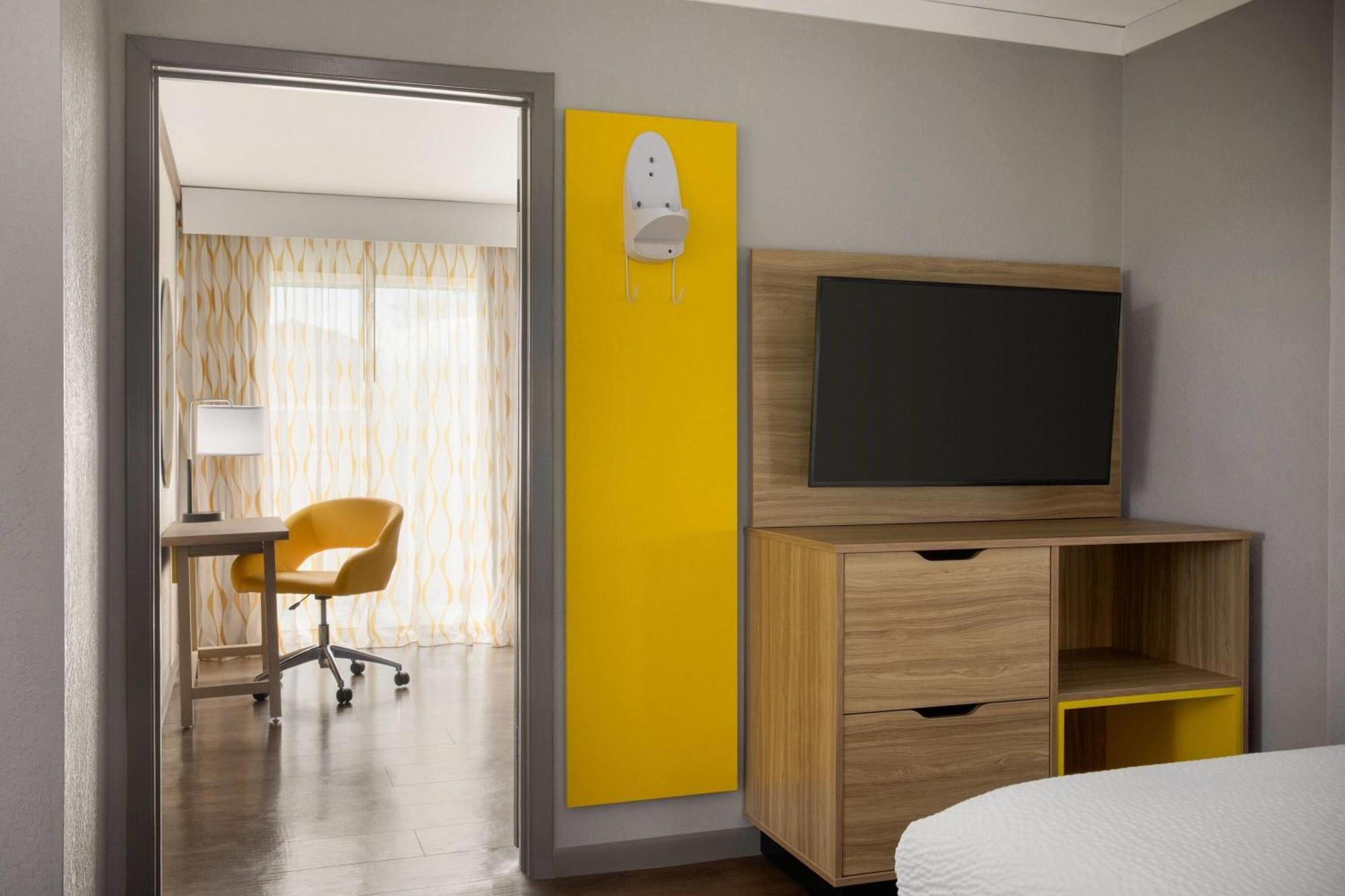 Studio Suite with 2 Queen Beds and 1 King Bed, Non-Smoking