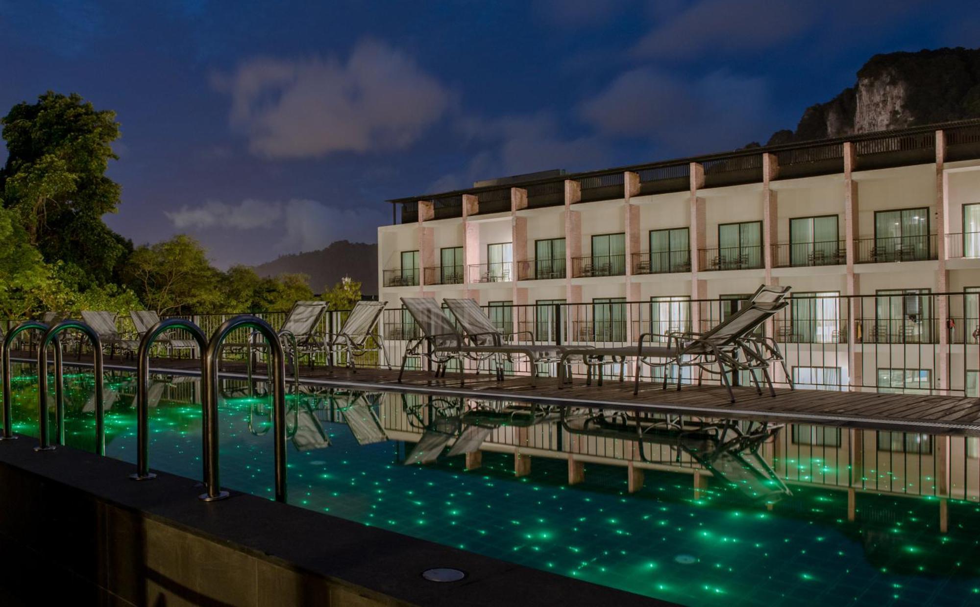 Deluxe Double or Twin Room Pool Access