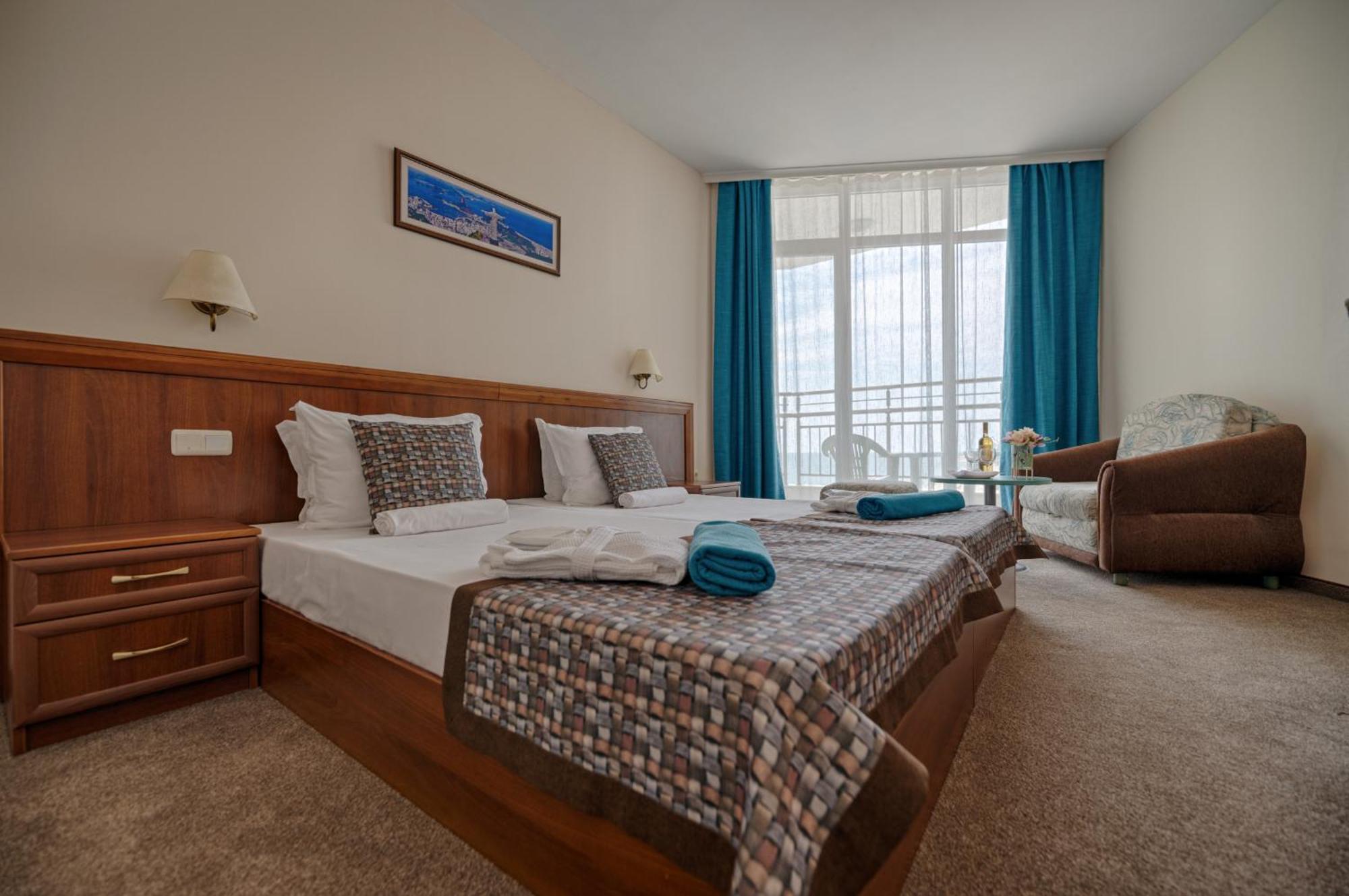 Doppel-/Zweibettzimmer mit seitlichem Meerblick