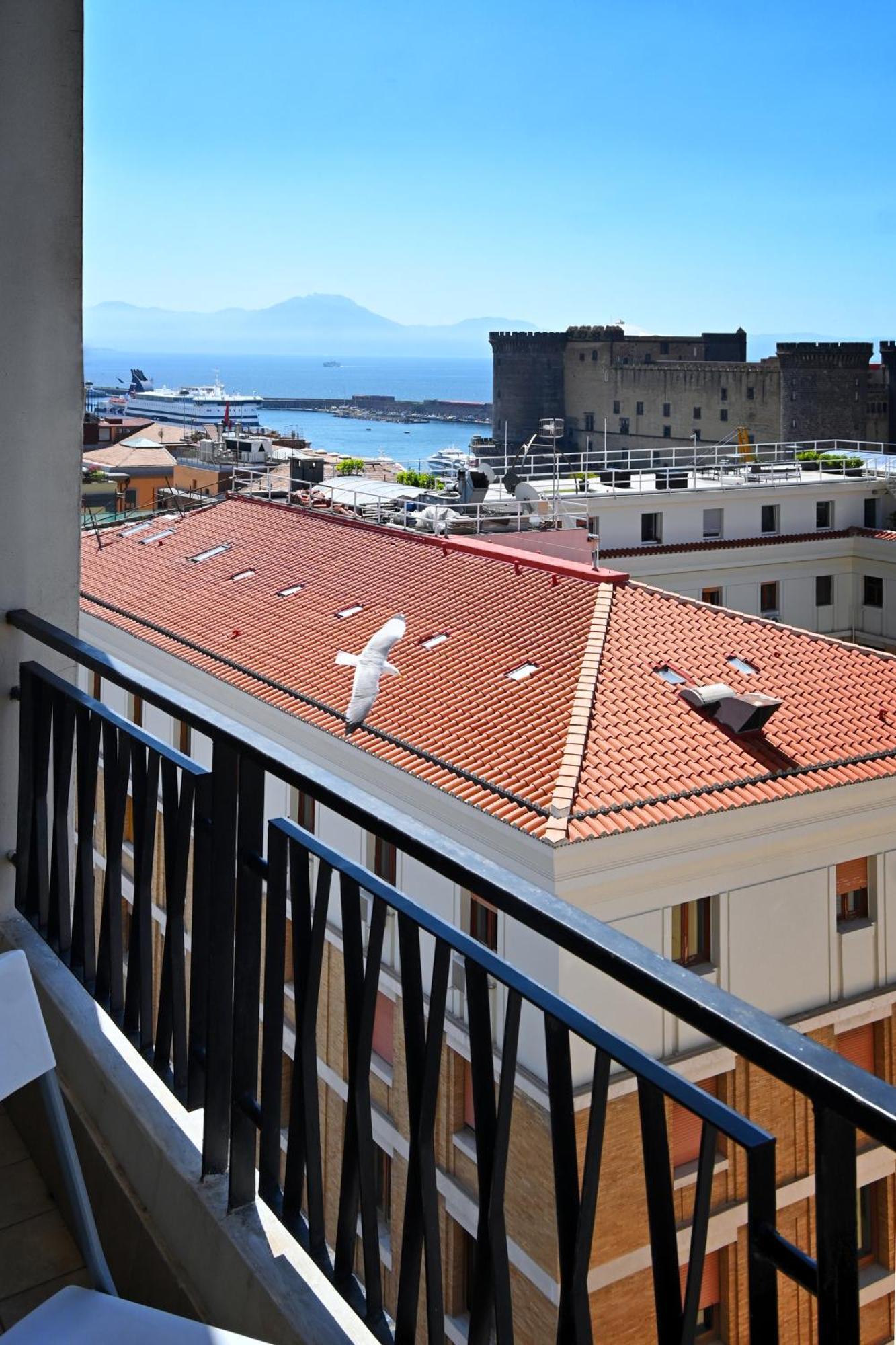 Habitación con cama extragrande y vistas al mar