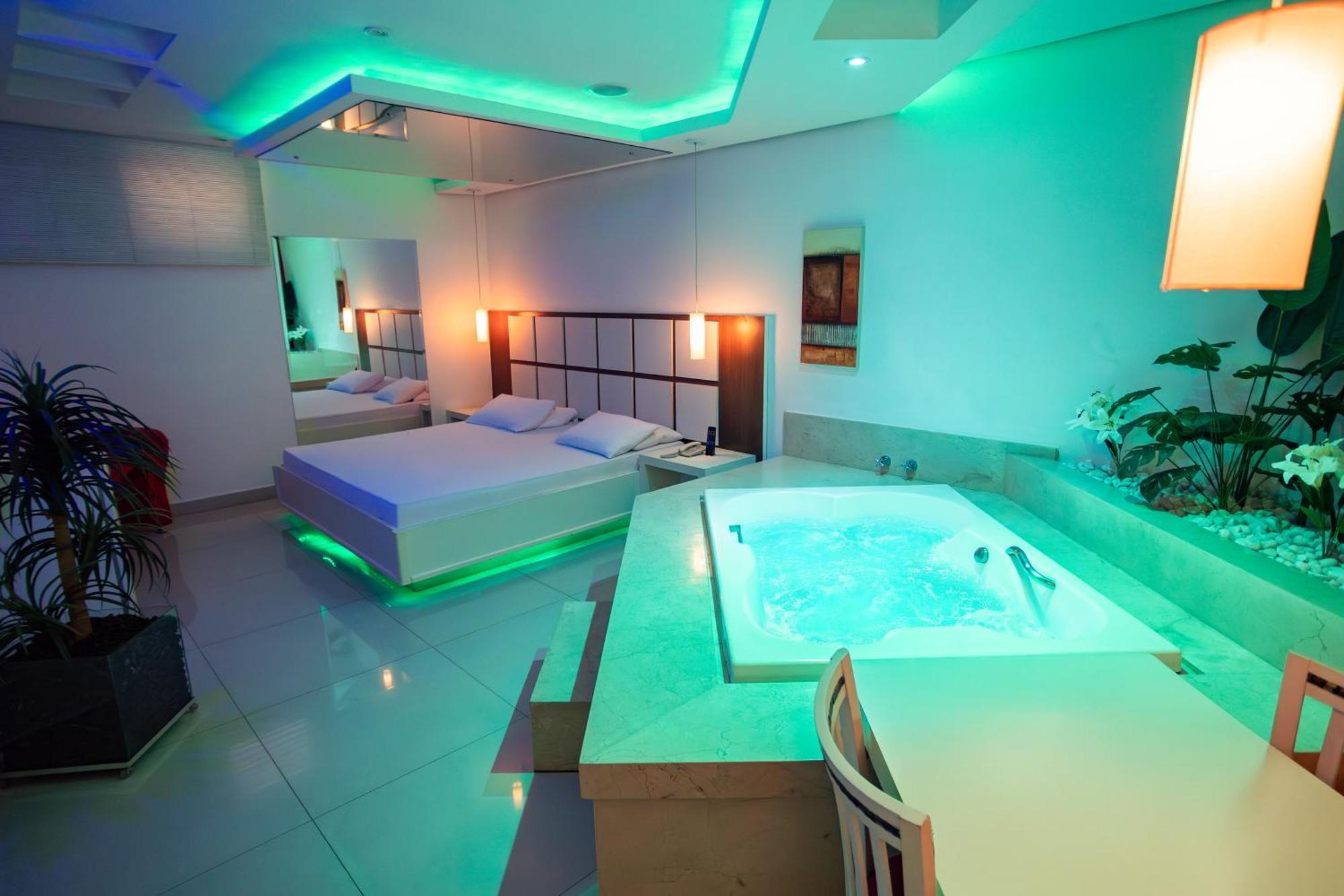 Queen Suite with Spa Bath
