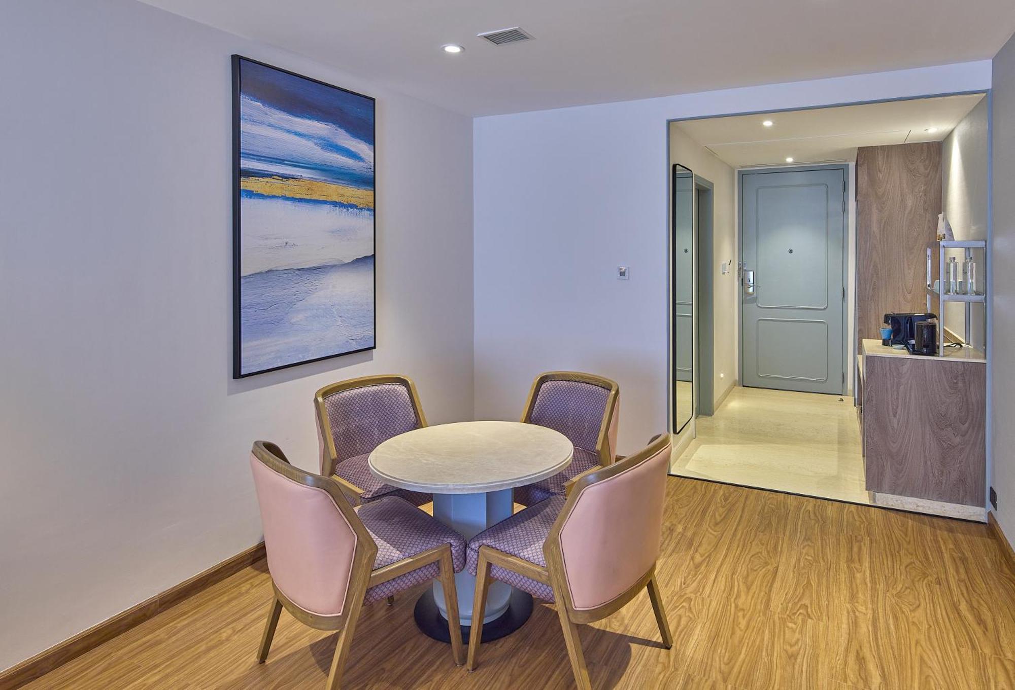 ICONIQA Reserve Room - Smart Laundry Closet , Espresso Coffee Machine, Non-Alcoholic Mini Bar (15% Spa Discount)
