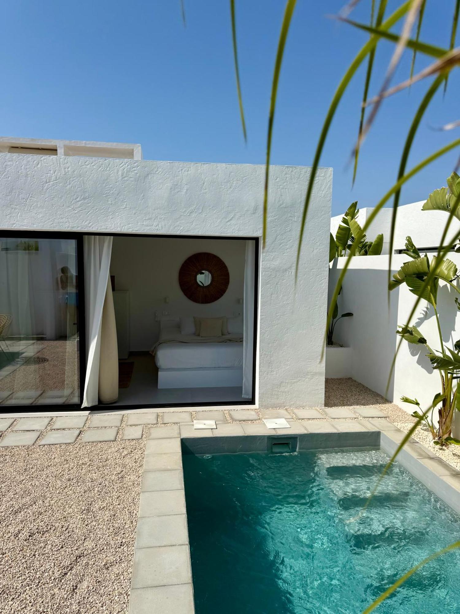 Habitación con cama extragrande y vistas a la piscina