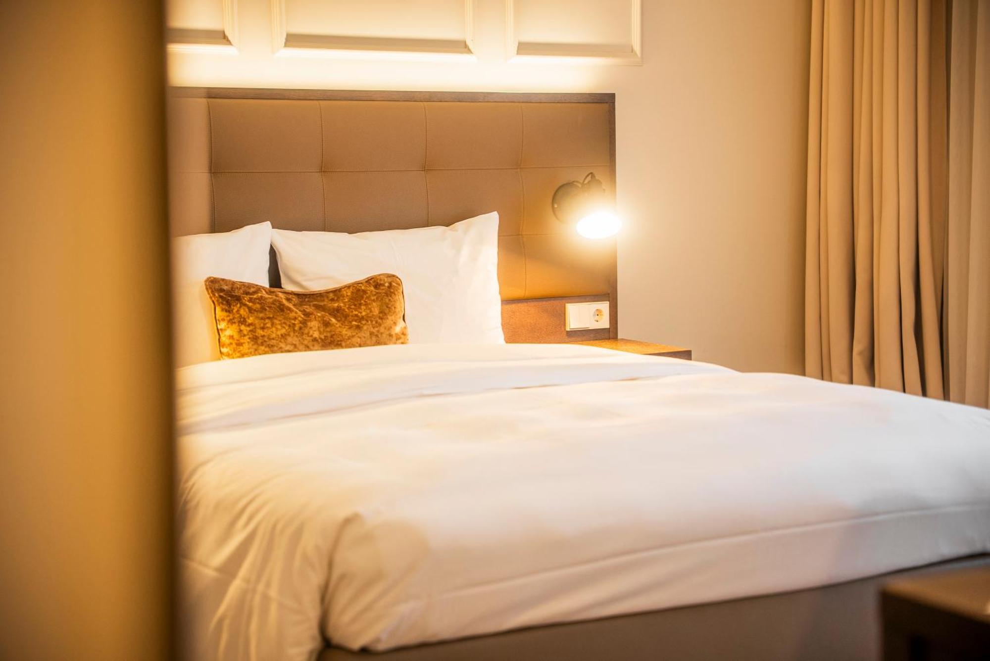 Zimmer mit Queensize-Bett und Gartenblick