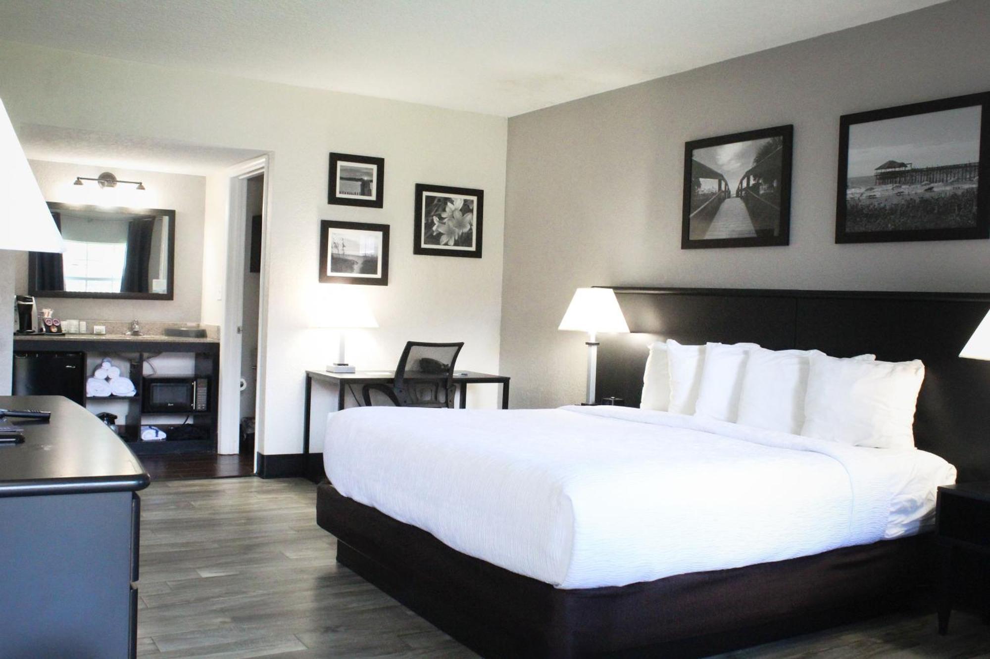 Chambre Lit King-Size Deluxe - Non-Fumeurs - Vue sur Cour/Piscine