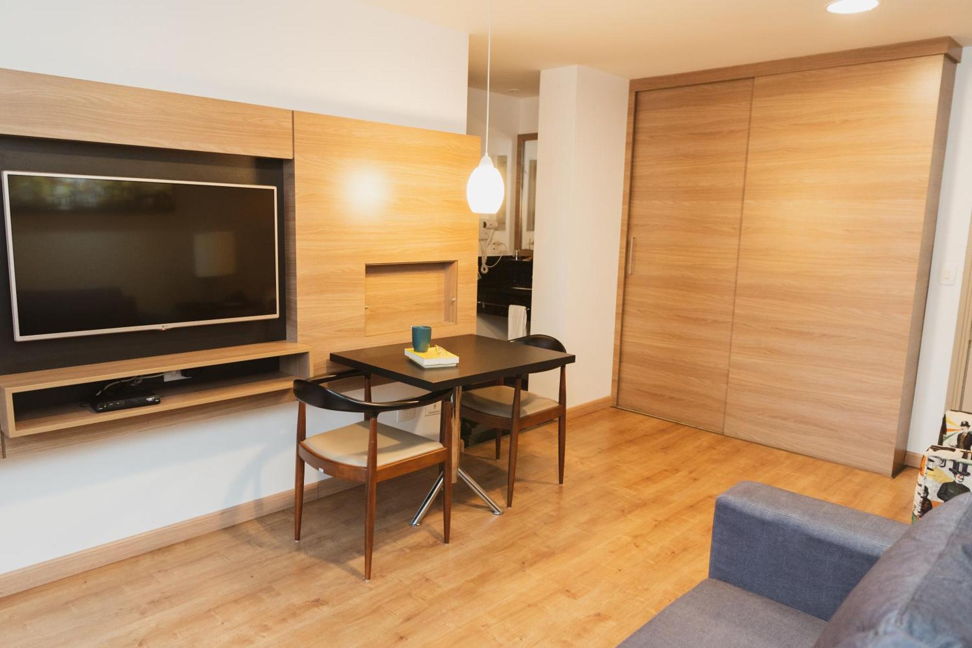 Luxo Twin 2 Camas Solteiro e 1 Sofá Cama com sacada