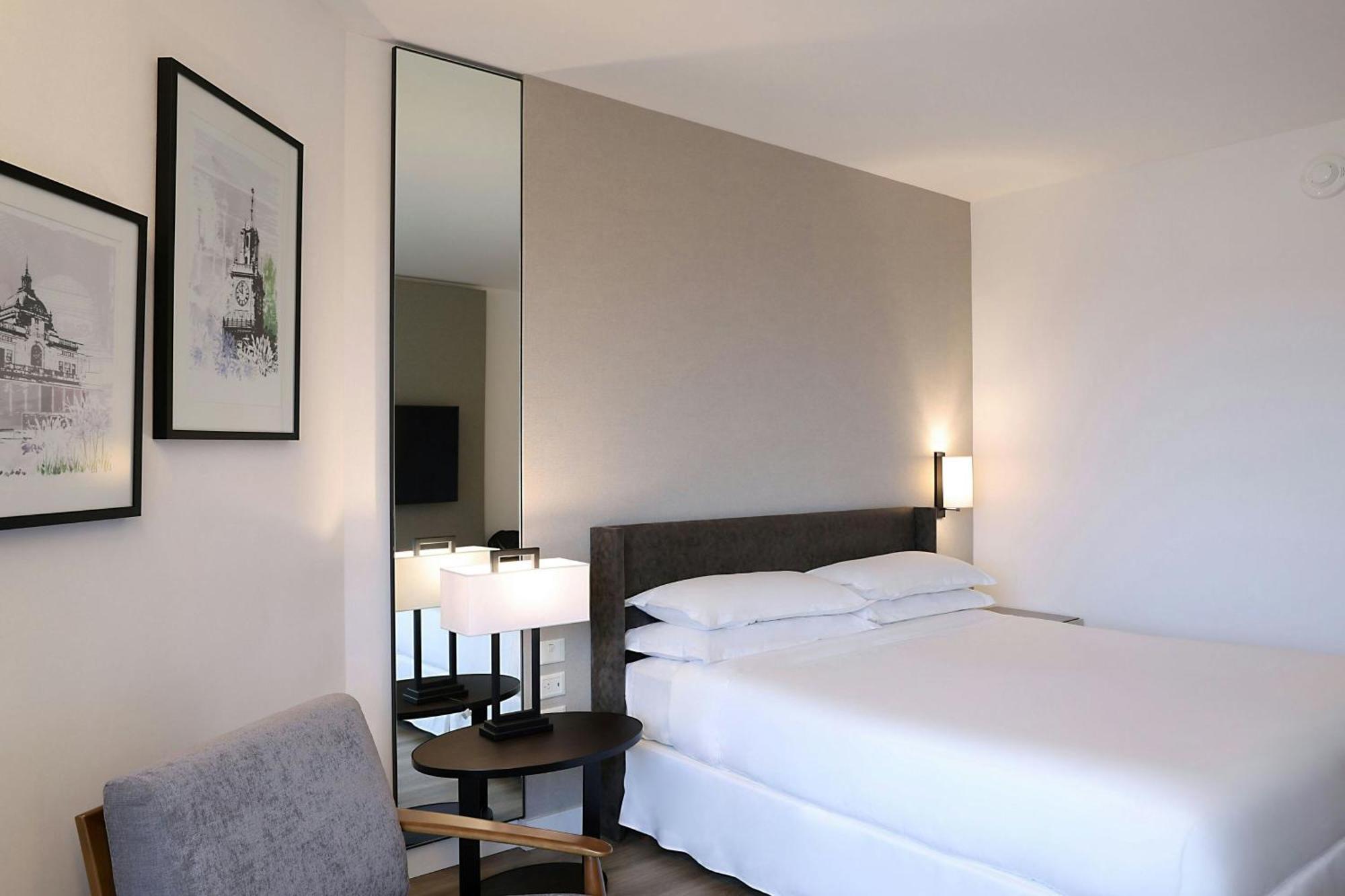 Superior Guest room 1 King Pool access