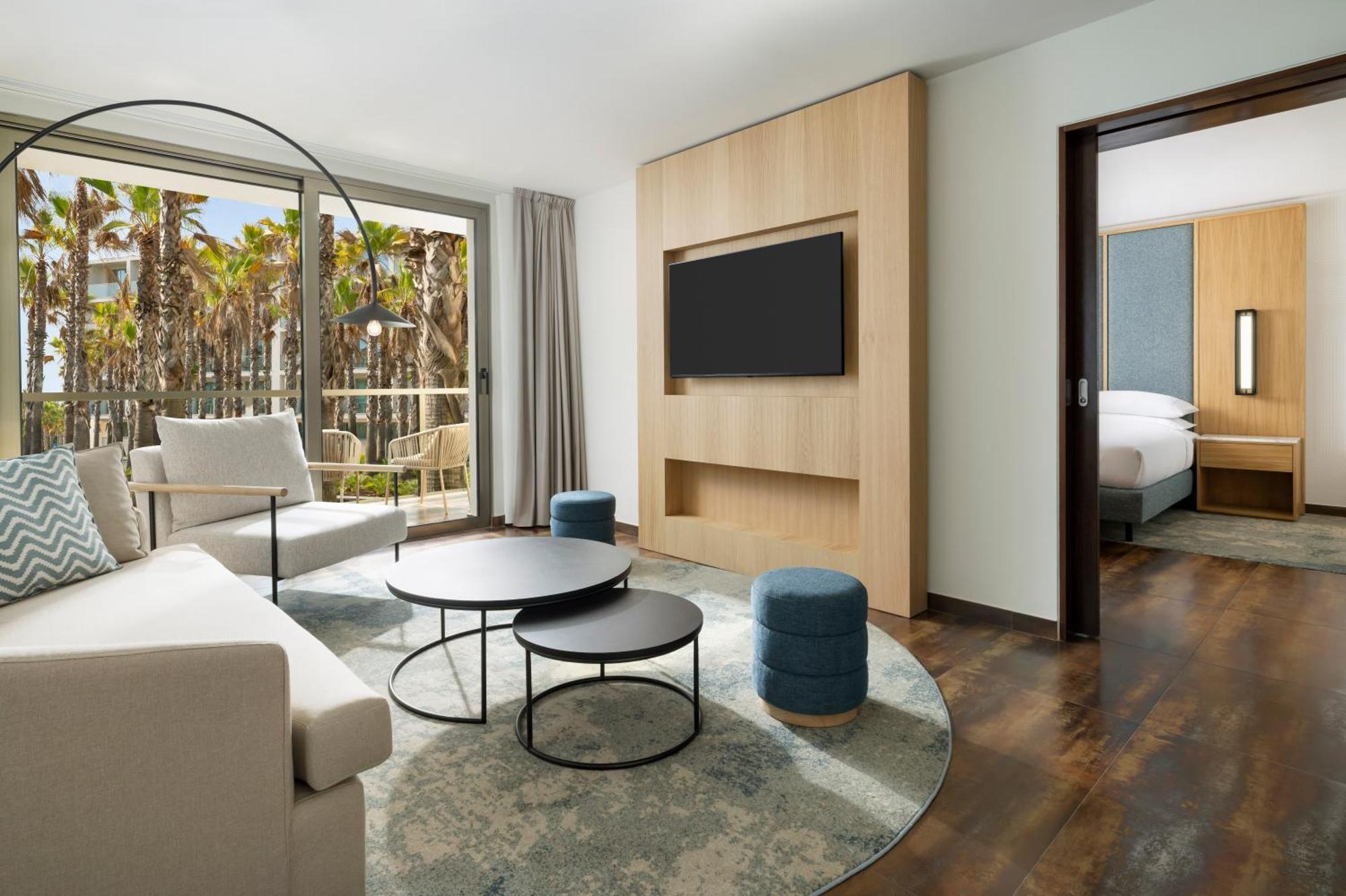 One-Bedroom King Suite with Sofa Bed and Balcony - Resort View and Club Lounge Access