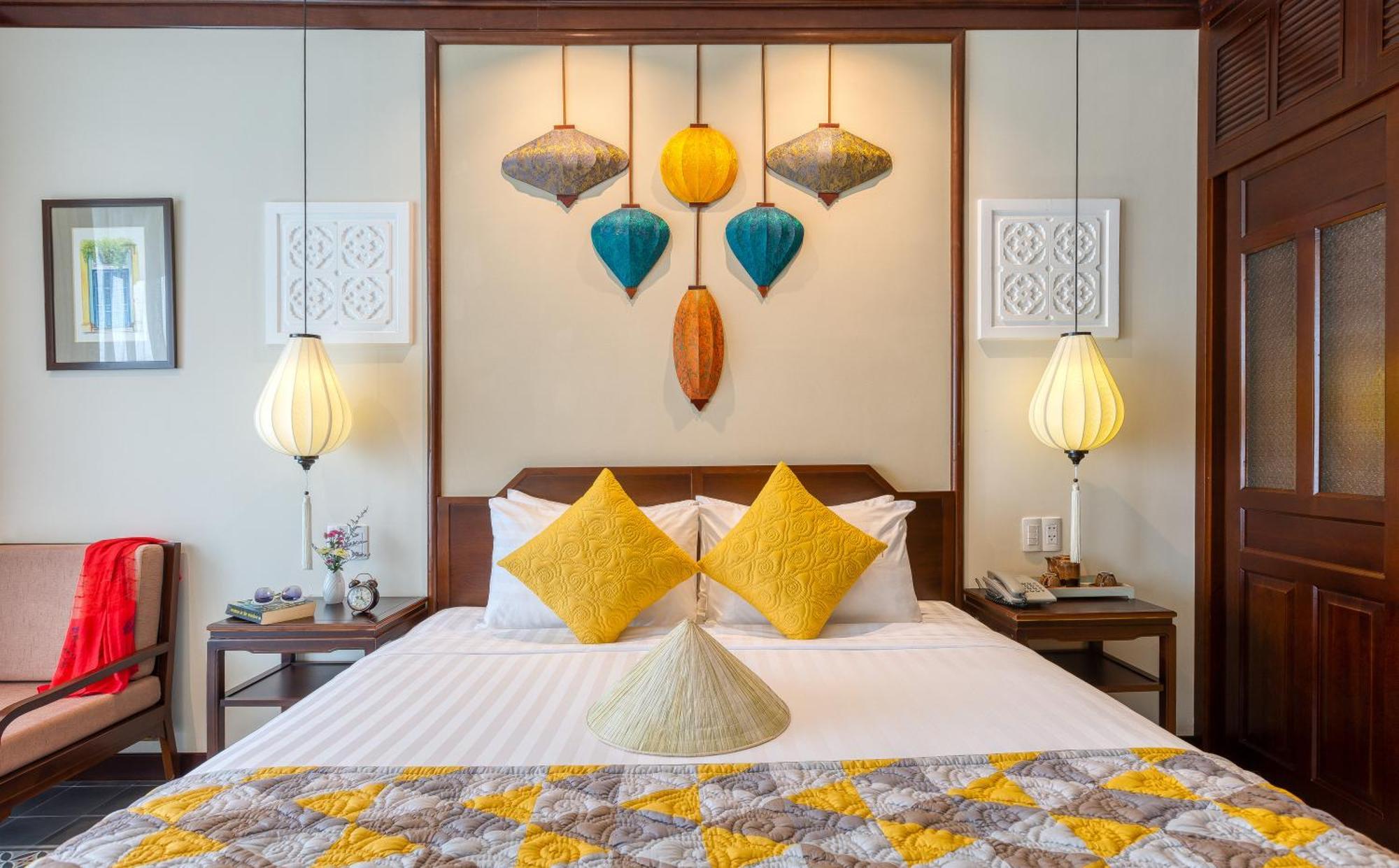 Premium Double/Twin Room, Bathtub, Balcony with Quiet Street View