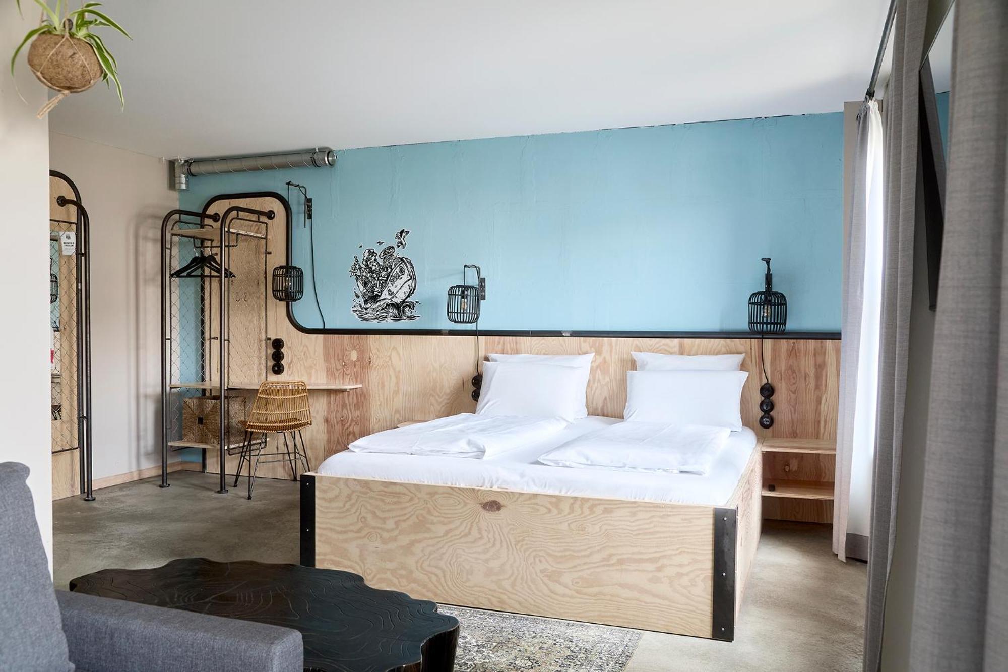 Familienzimmer mit Doppelbett und Schlafcouch