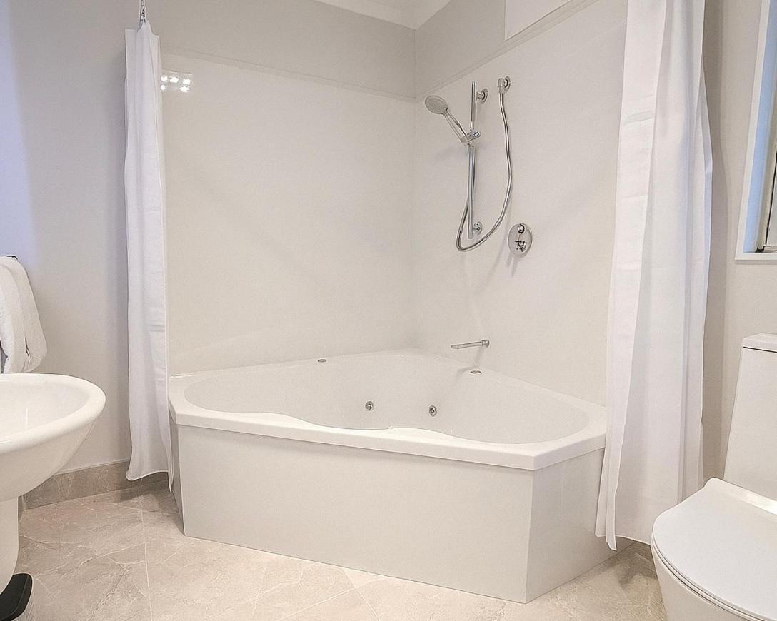 Deluxe Studio with Bathtub
