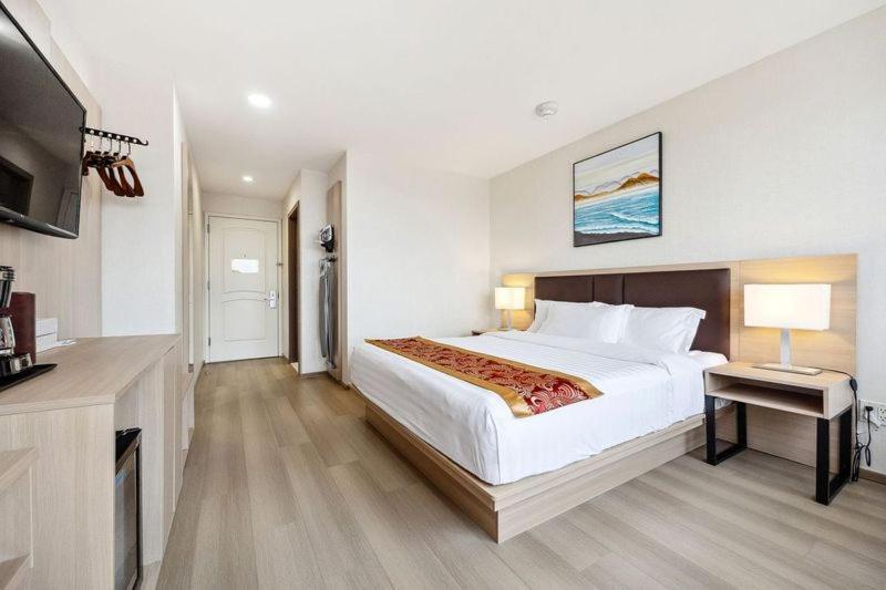 King Room - Mobility Accessible with Bathtub with Grab Bars,1688833151:JPEG