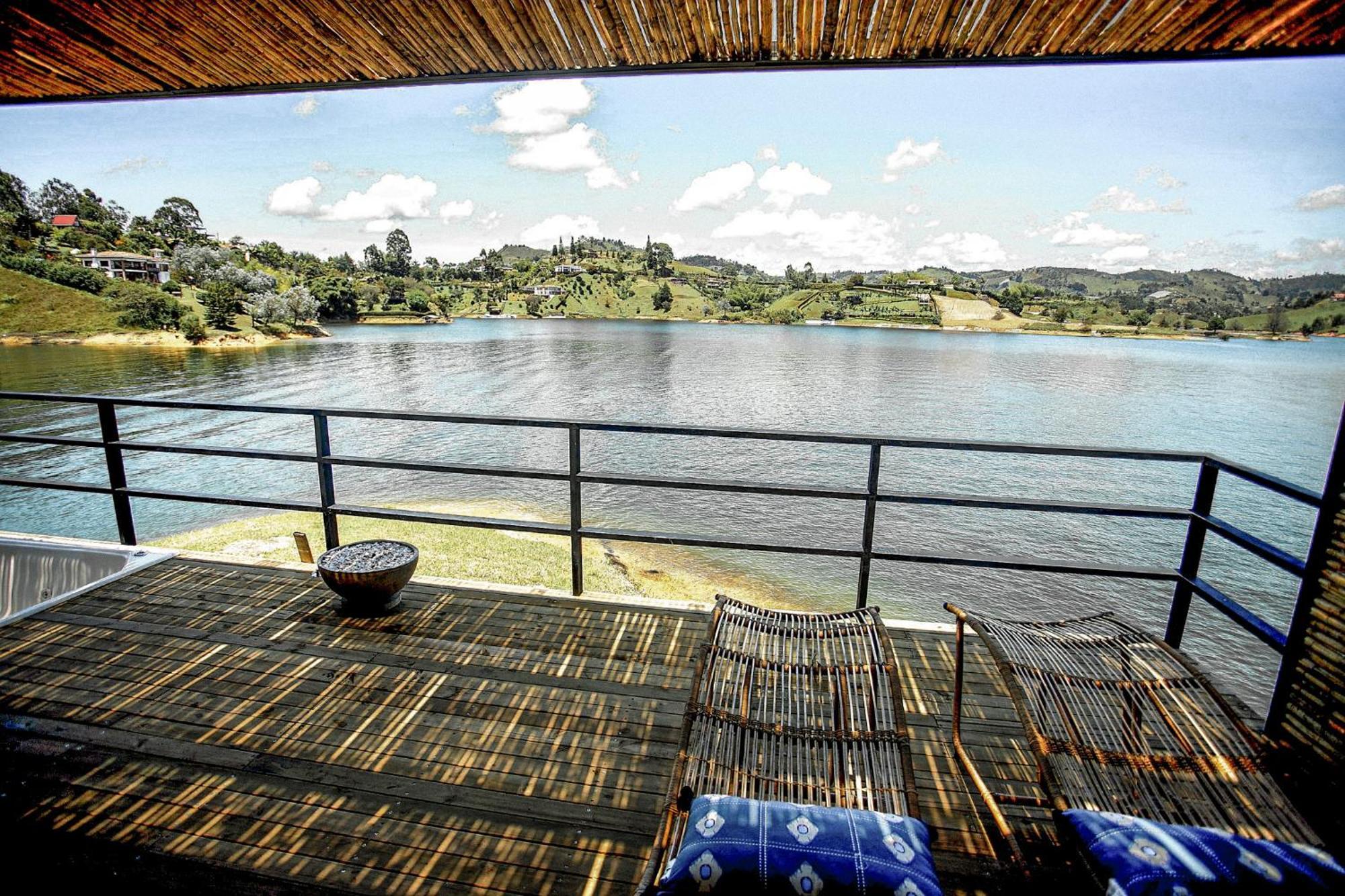 Family Room with Lake View,1688890883:JPEG