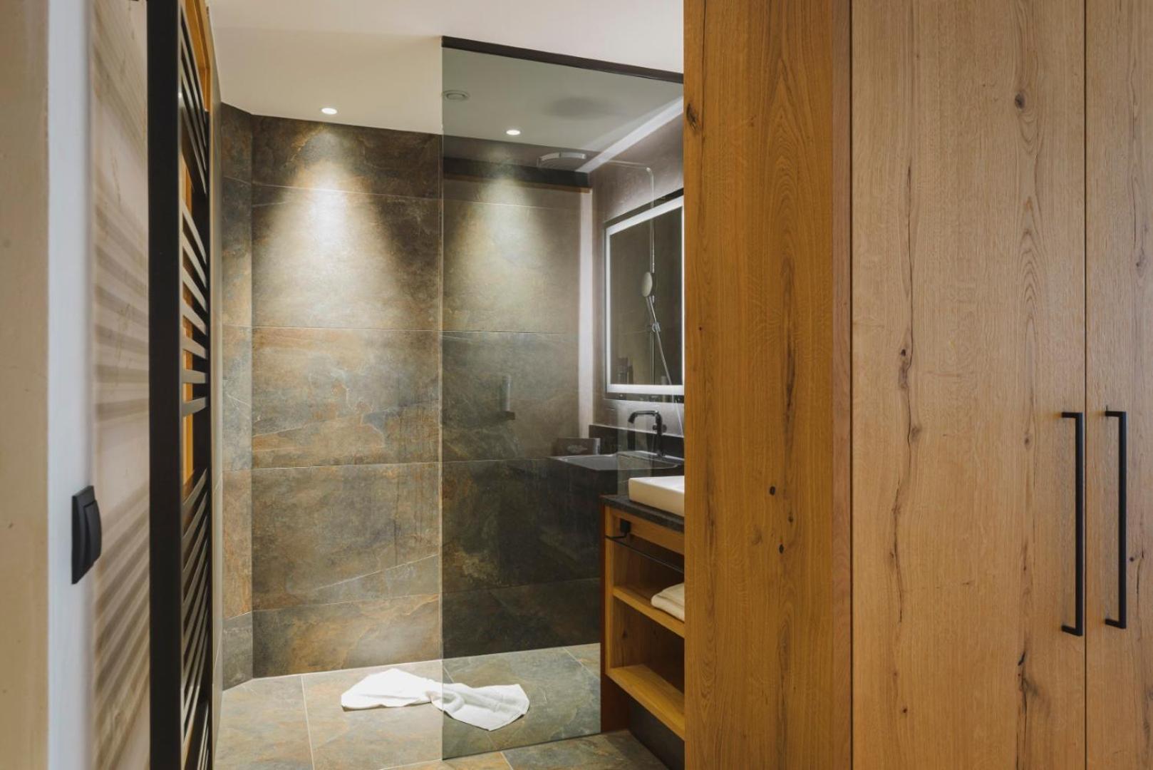 Deluxe Queen Suite