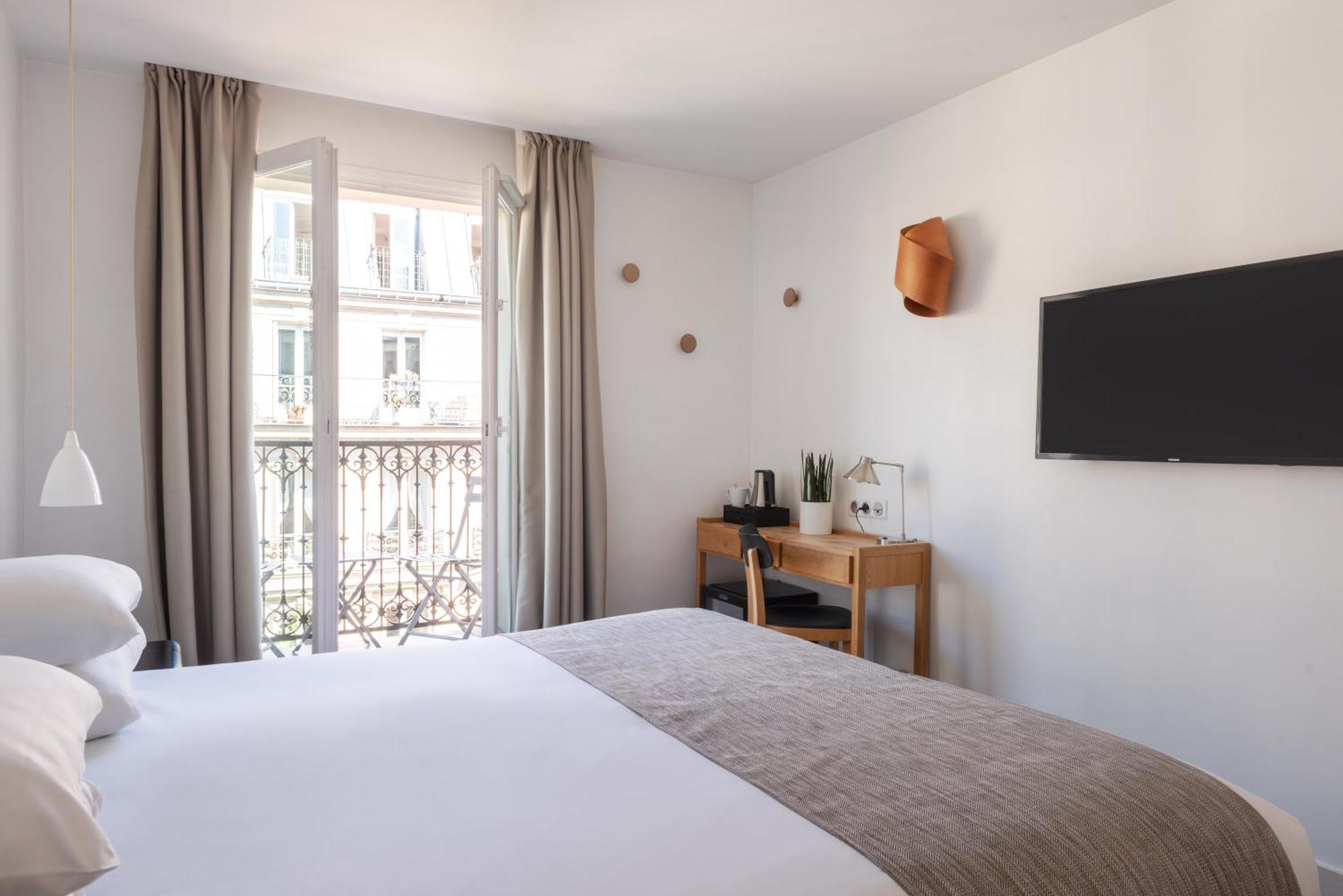 Room Eiffel Tower View