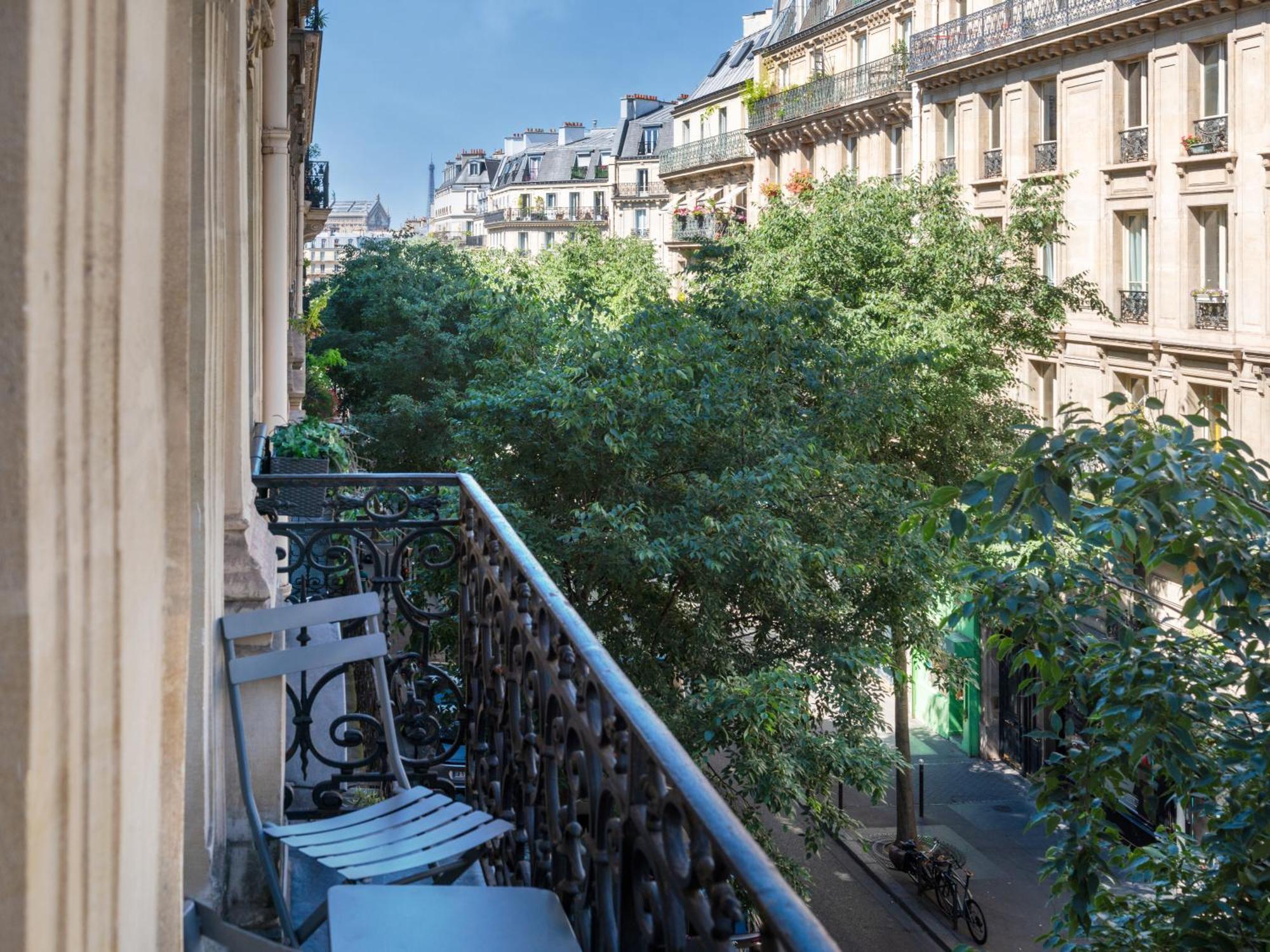Room Eiffel Tower View