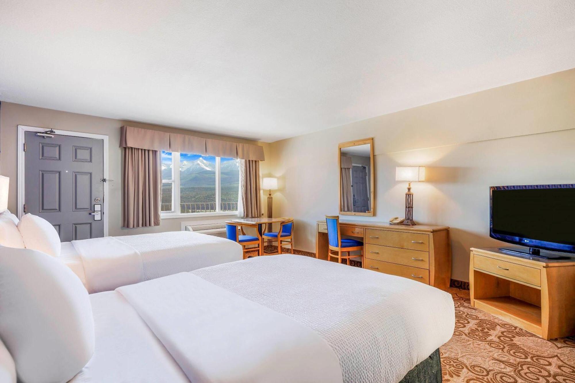 Queen and Double bed with Kitchenette - Non-Smoking