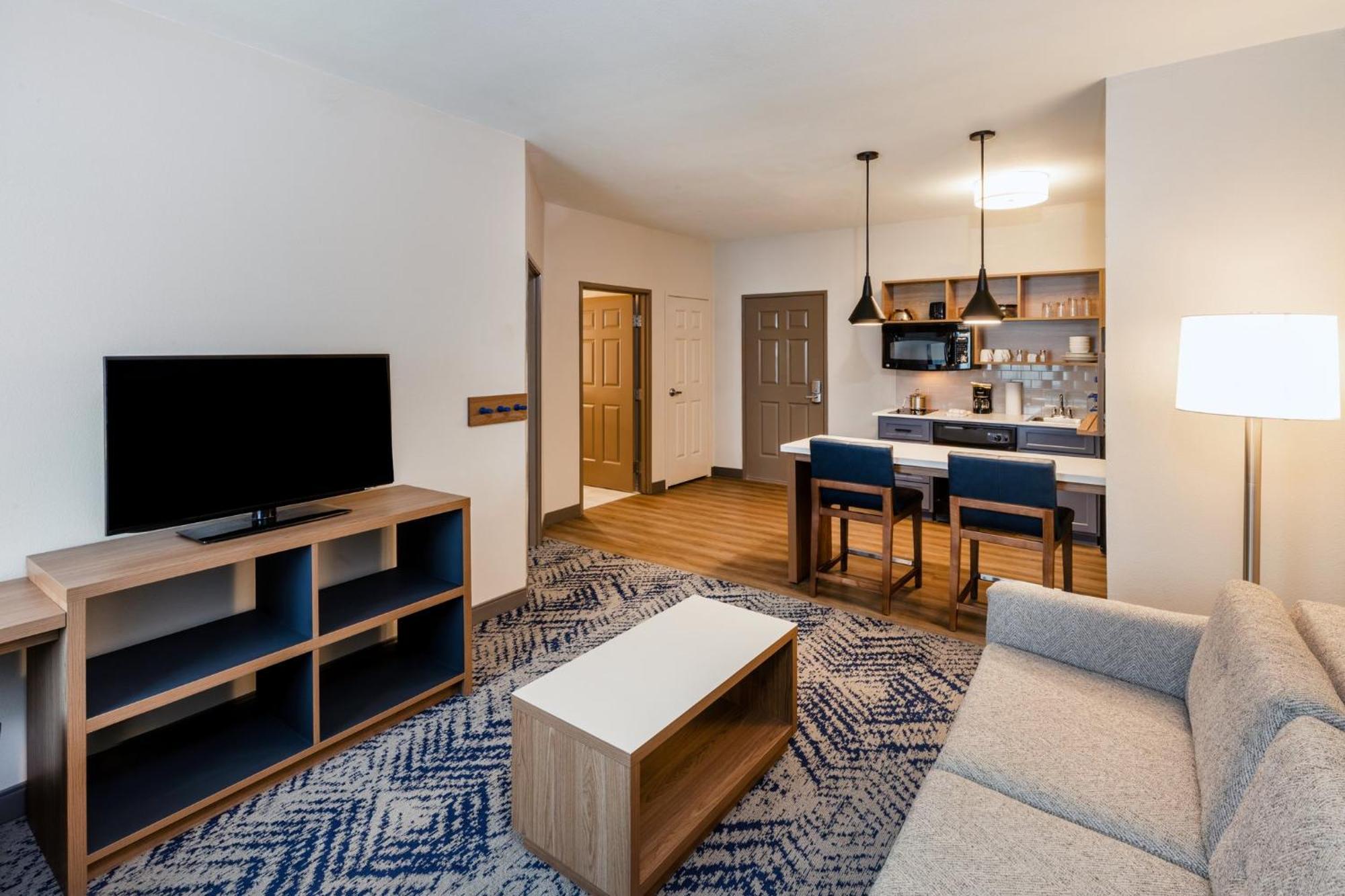 One-Bedroom Queen Suite