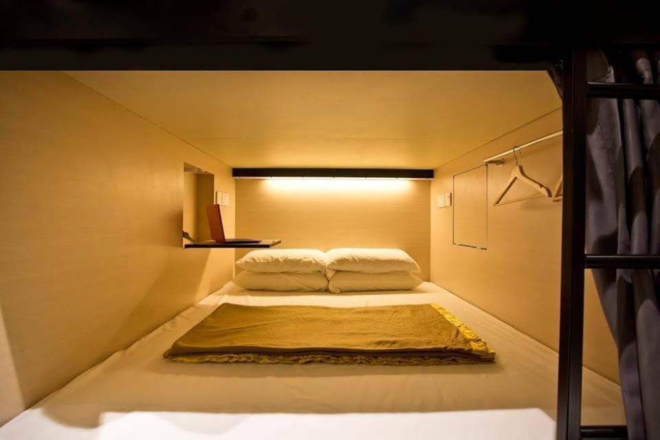 Queen Capsule Mixed Room